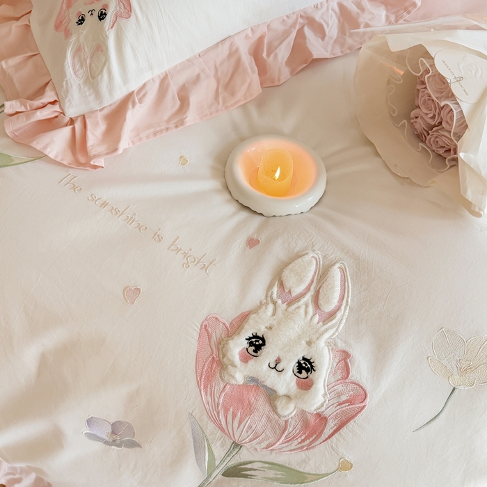91家纺网 家纺一手货源 找家纺 优迈 2025新品全棉加厚水洗棉韩版小清新绣花工艺贴布绣四件套--郁金香小兔 郁金香小兔 粉白