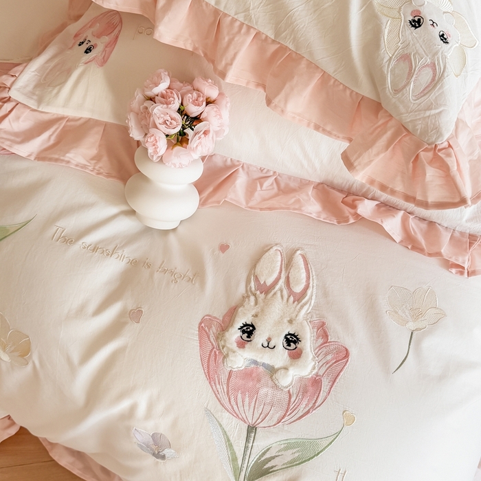 91家纺网 家纺一手货源 找家纺 优迈 2025新品全棉加厚水洗棉韩版小清新绣花工艺贴布绣四件套--郁金香小兔 郁金香小兔 粉白