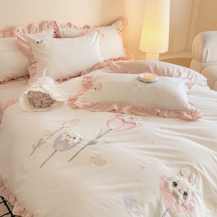 91家纺网 家纺一手货源 找家纺 优迈 2025新品全棉加厚水洗棉韩版小清新绣花工艺贴布绣四件套--郁金香小兔 郁金香小兔 粉白