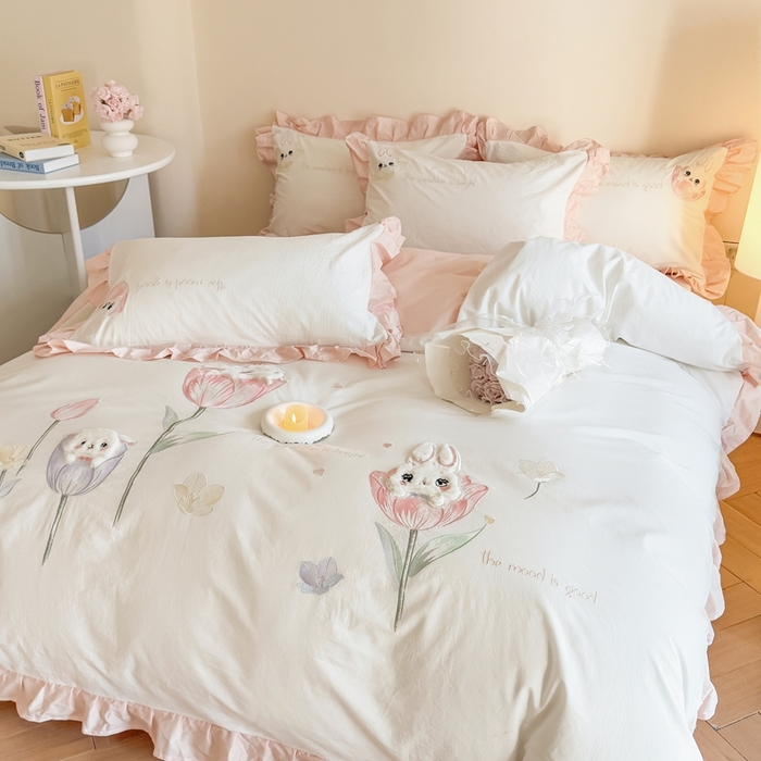91家纺网 家纺一手货源 找家纺 优迈 2025新品全棉加厚水洗棉韩版小清新绣花工艺贴布绣四件套--郁金香小兔 郁金香小兔 粉白