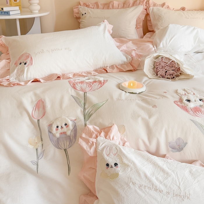 91家纺网 家纺一手货源 找家纺 优迈 2025新品全棉加厚水洗棉韩版小清新绣花工艺贴布绣四件套--郁金香小兔 郁金香小兔 粉白