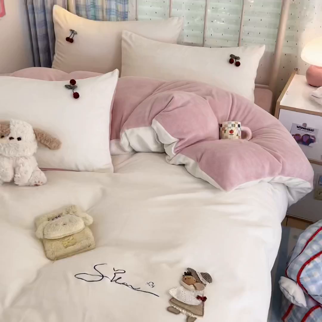 91家纺网 家纺一手货源 找家纺 （总）羚羊语家纺 2025新款牛奶绒手作款樱桃女孩四件套毛巾绣刺绣花秋冬加厚法莱绒法兰绒珊瑚绒三件套（买家秀请联系客服!）