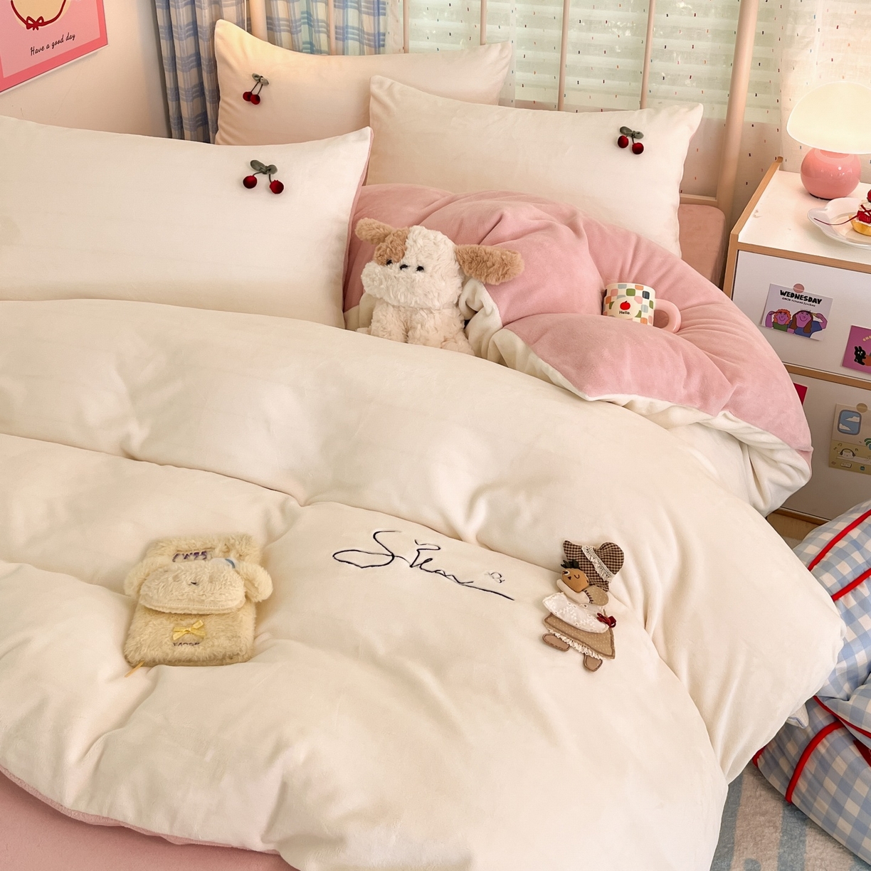 91家纺网 家纺一手货源 找家纺 （总）羚羊语家纺 2025新款牛奶绒手作款樱桃女孩四件套毛巾绣刺绣花秋冬加厚法莱绒法兰绒珊瑚绒三件套（买家秀请联系客服!）