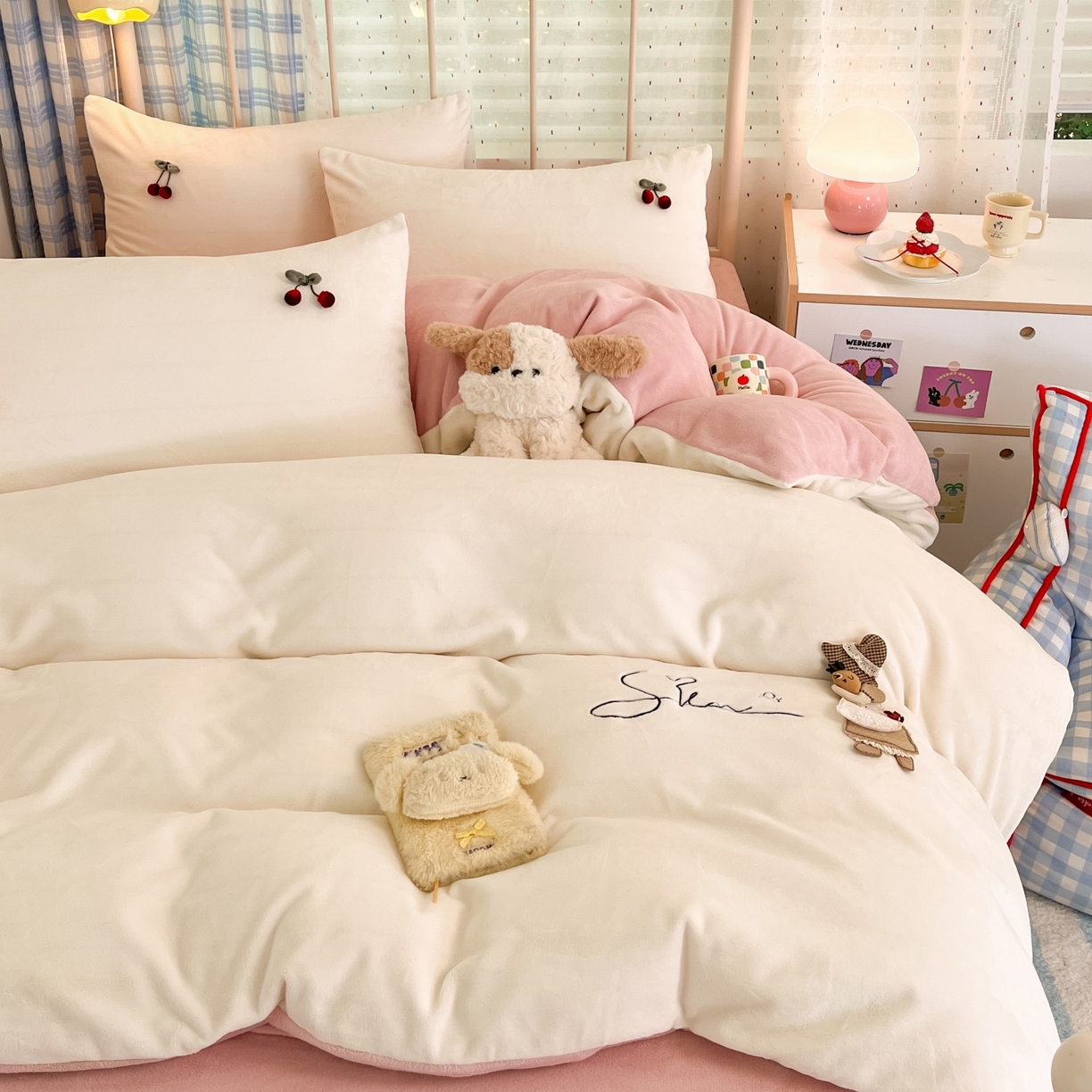 91家纺网 家纺一手货源 找家纺 （总）羚羊语家纺 2025新款牛奶绒手作款樱桃女孩四件套毛巾绣刺绣花秋冬加厚法莱绒法兰绒珊瑚绒三件套（买家秀请联系客服!）