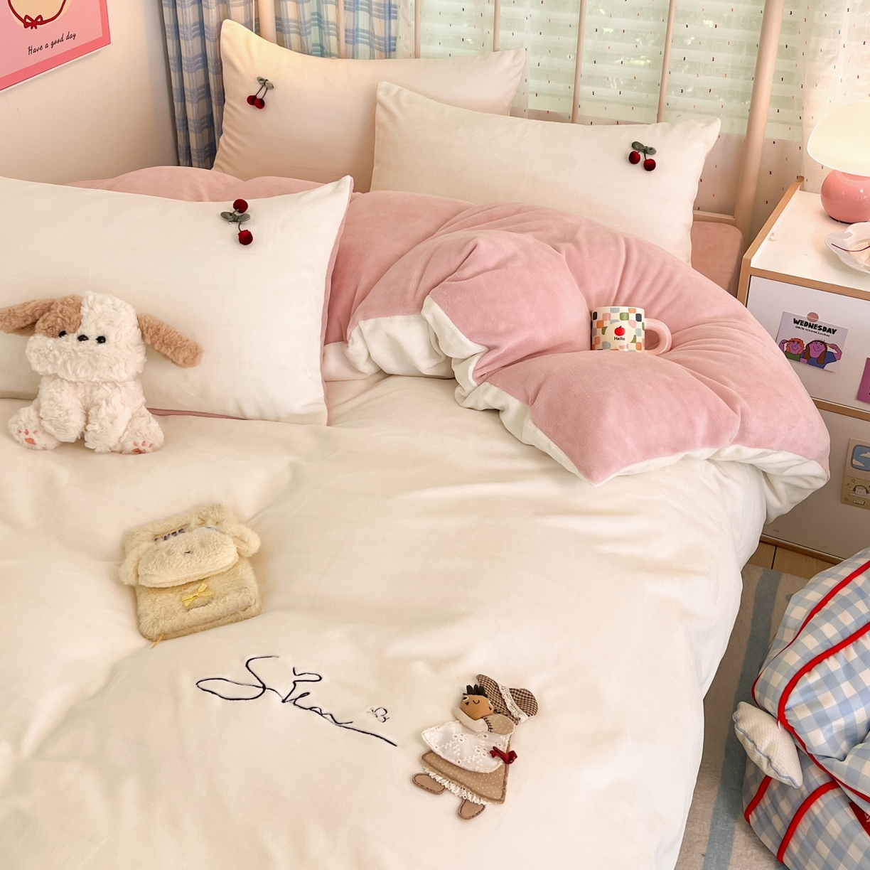 91家纺网 家纺一手货源 找家纺 （总）羚羊语家纺 2025新款牛奶绒手作款樱桃女孩四件套毛巾绣刺绣花秋冬加厚法莱绒法兰绒珊瑚绒三件套（买家秀请联系客服!）