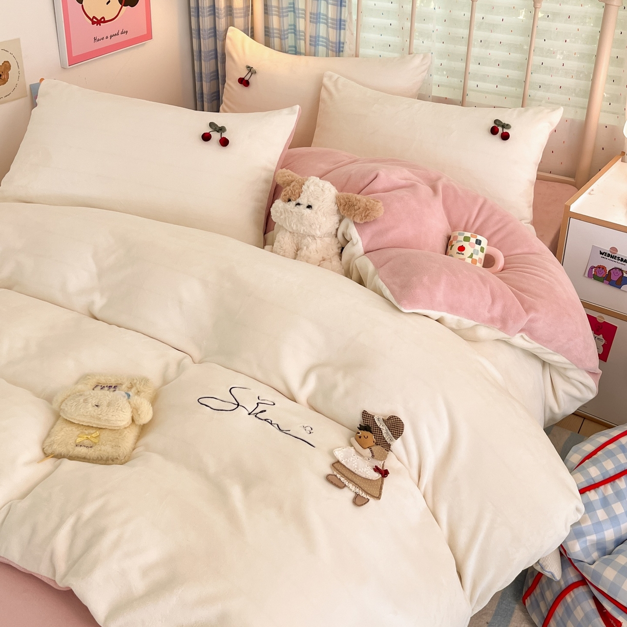 91家纺网 家纺一手货源 找家纺 （总）羚羊语家纺 2025新款牛奶绒手作款樱桃女孩四件套毛巾绣刺绣花秋冬加厚法莱绒法兰绒珊瑚绒三件套（买家秀请联系客服!）