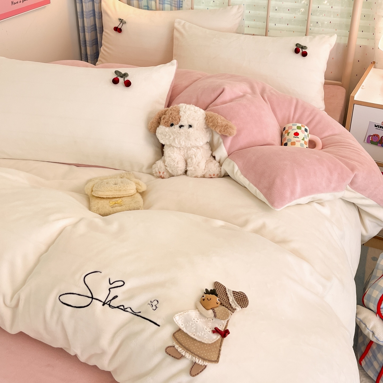 91家纺网 家纺一手货源 找家纺 （总）羚羊语家纺 2025新款牛奶绒手作款樱桃女孩四件套毛巾绣刺绣花秋冬加厚法莱绒法兰绒珊瑚绒三件套（买家秀请联系客服!）