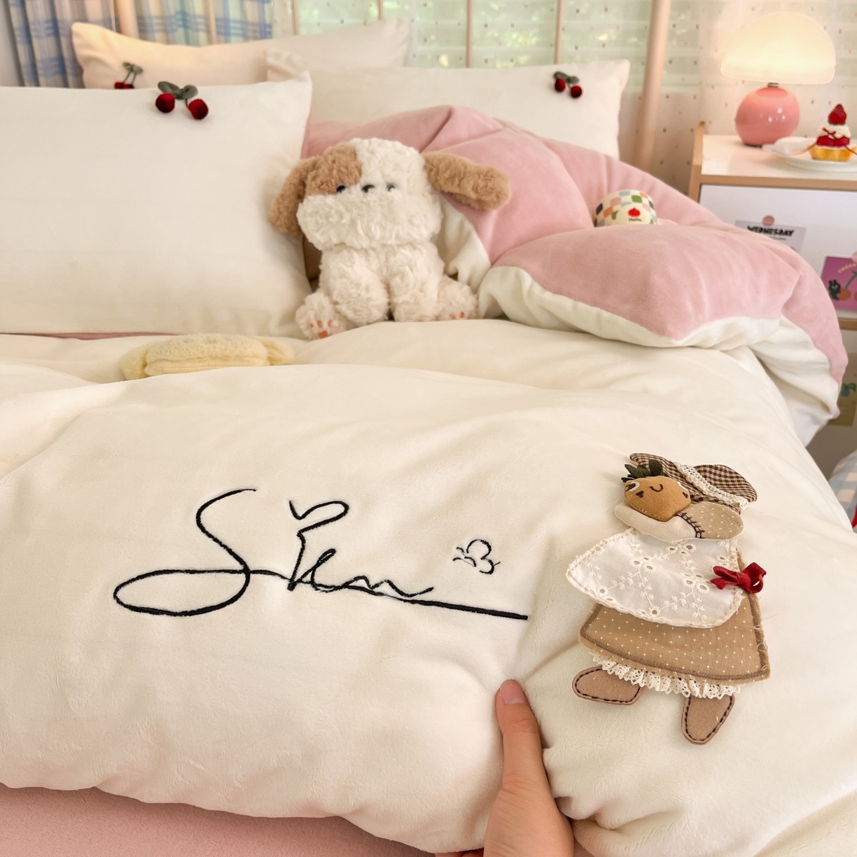 91家纺网 家纺一手货源 找家纺 （总）羚羊语家纺 2025新款牛奶绒手作款樱桃女孩四件套毛巾绣刺绣花秋冬加厚法莱绒法兰绒珊瑚绒三件套（买家秀请联系客服!）