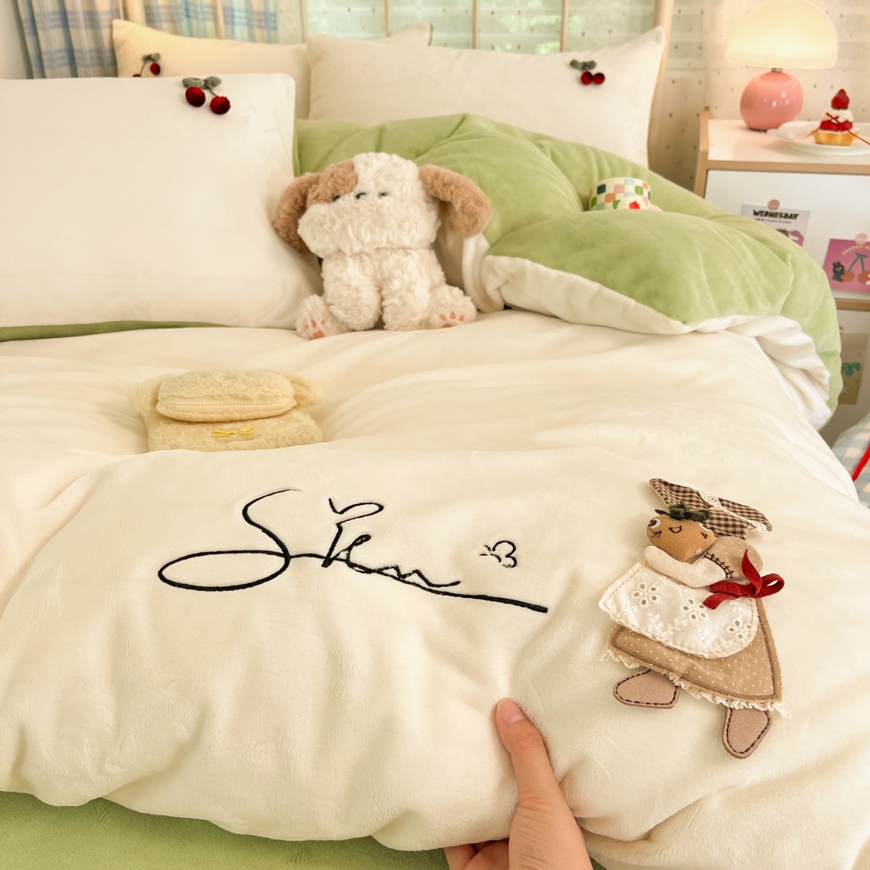 91家纺网 家纺一手货源 找家纺 （总）羚羊语家纺 2025新款牛奶绒手作款樱桃女孩四件套毛巾绣刺绣花秋冬加厚法莱绒法兰绒珊瑚绒三件套（买家秀请联系客服!）