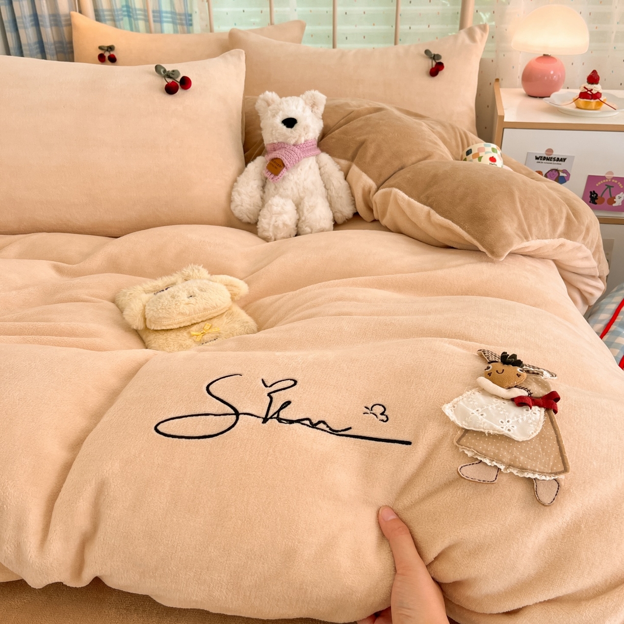 91家纺网 家纺一手货源 找家纺 （总）羚羊语家纺 2025新款牛奶绒手作款樱桃女孩四件套毛巾绣刺绣花秋冬加厚法莱绒法兰绒珊瑚绒三件套（买家秀请联系客服!）