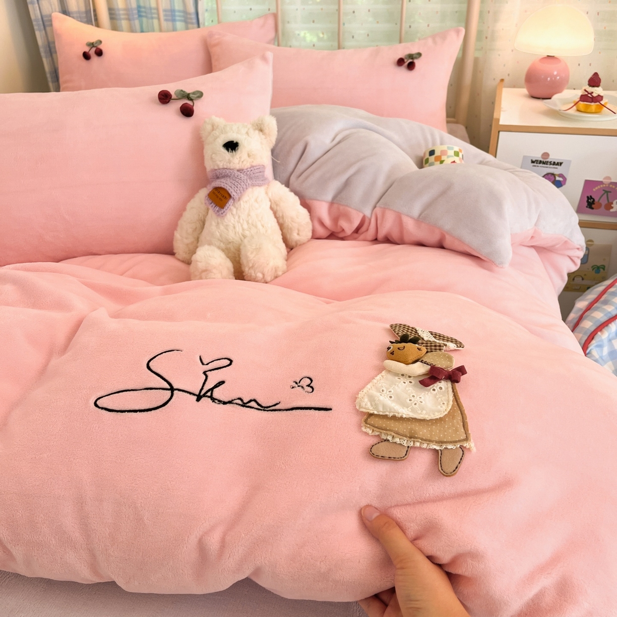 91家纺网 家纺一手货源 找家纺 （总）羚羊语家纺 2025新款牛奶绒手作款樱桃女孩四件套毛巾绣刺绣花秋冬加厚法莱绒法兰绒珊瑚绒三件套（买家秀请联系客服!）