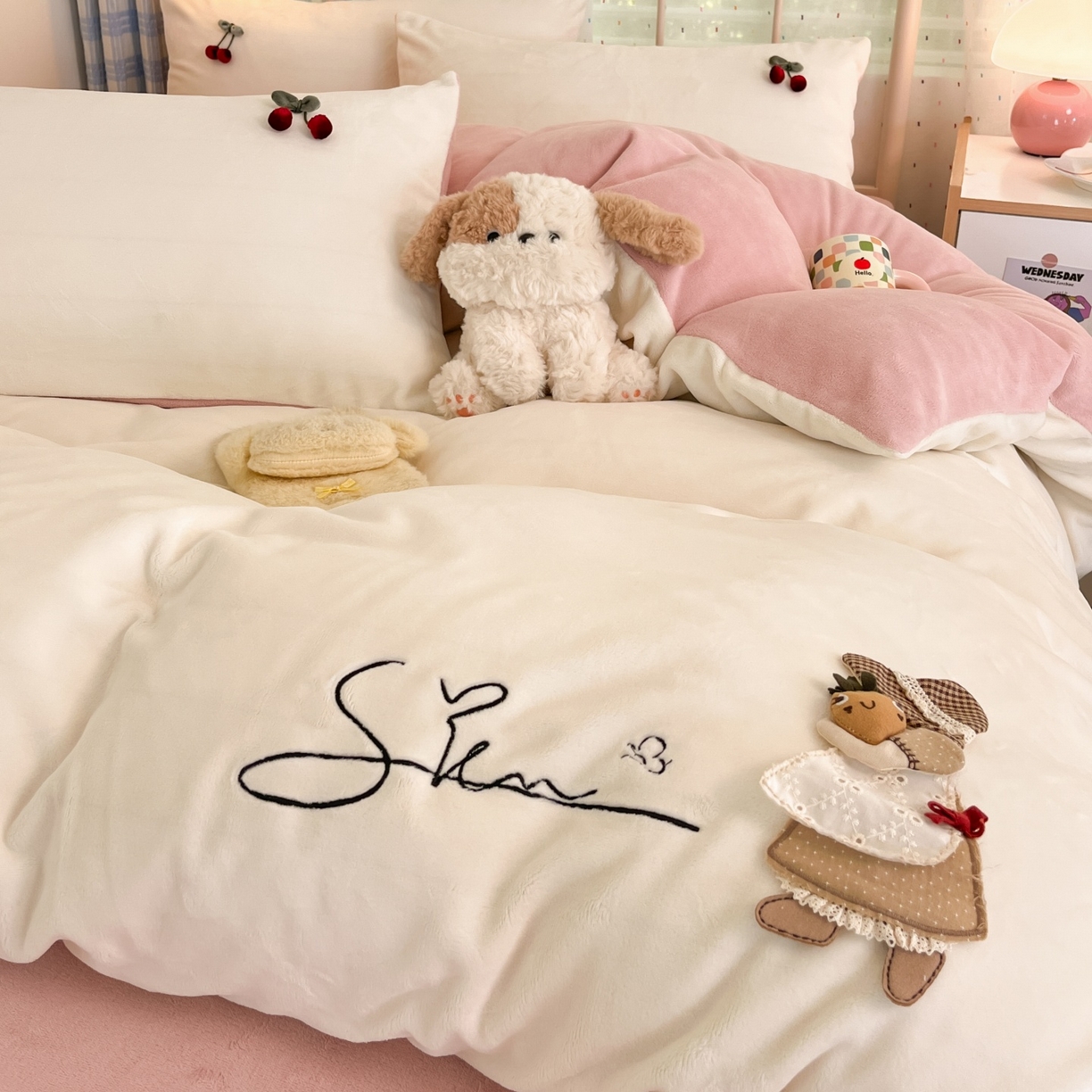 91家纺网 家纺一手货源 找家纺 羚羊语家纺 2025新款牛奶绒手作款樱桃女孩四件套毛巾绣刺绣花秋冬加厚法莱绒法兰绒珊瑚绒三件套 手作女孩-奶油粉