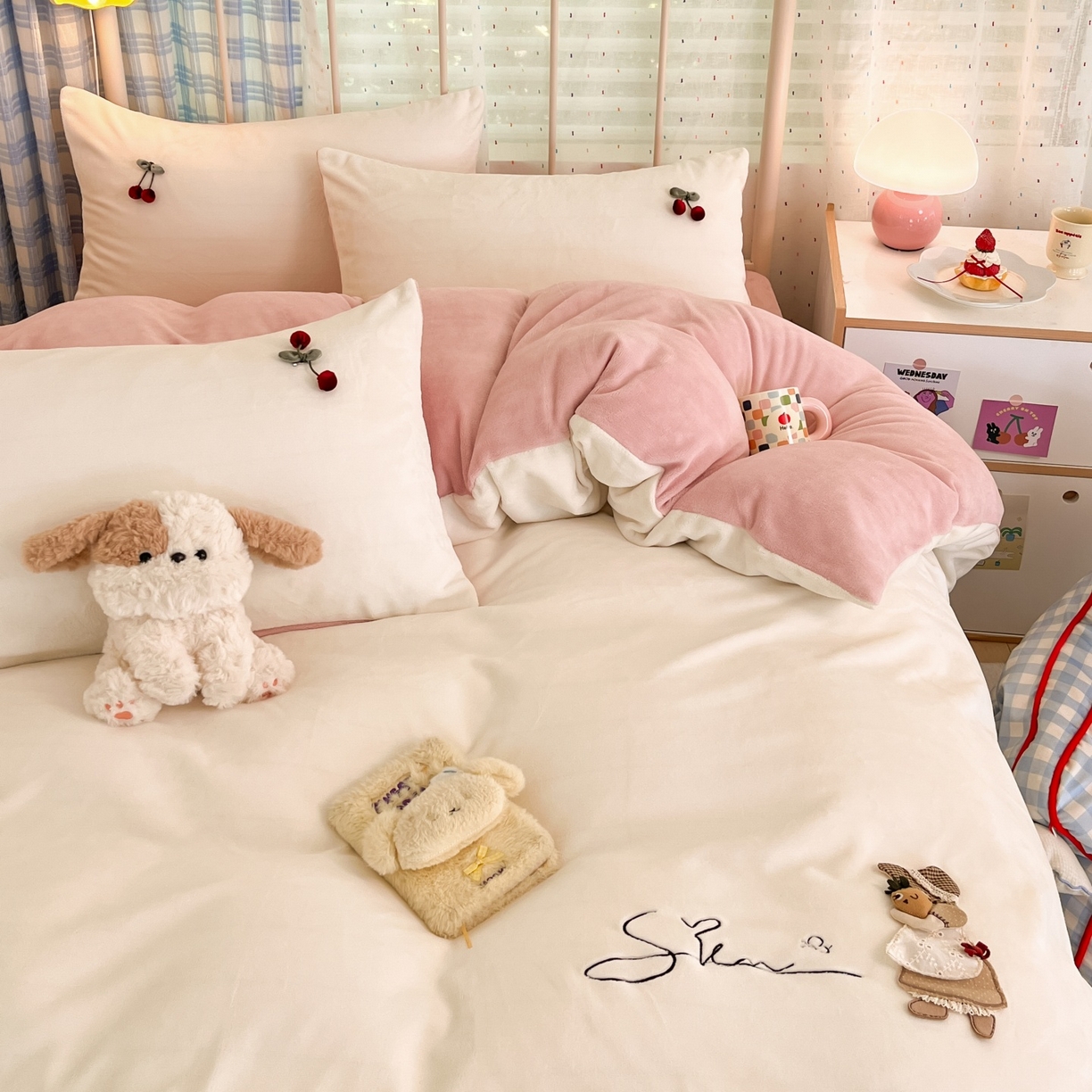 91家纺网 家纺一手货源 找家纺 羚羊语家纺 2025新款牛奶绒手作款樱桃女孩四件套毛巾绣刺绣花秋冬加厚法莱绒法兰绒珊瑚绒三件套 手作女孩-奶油粉