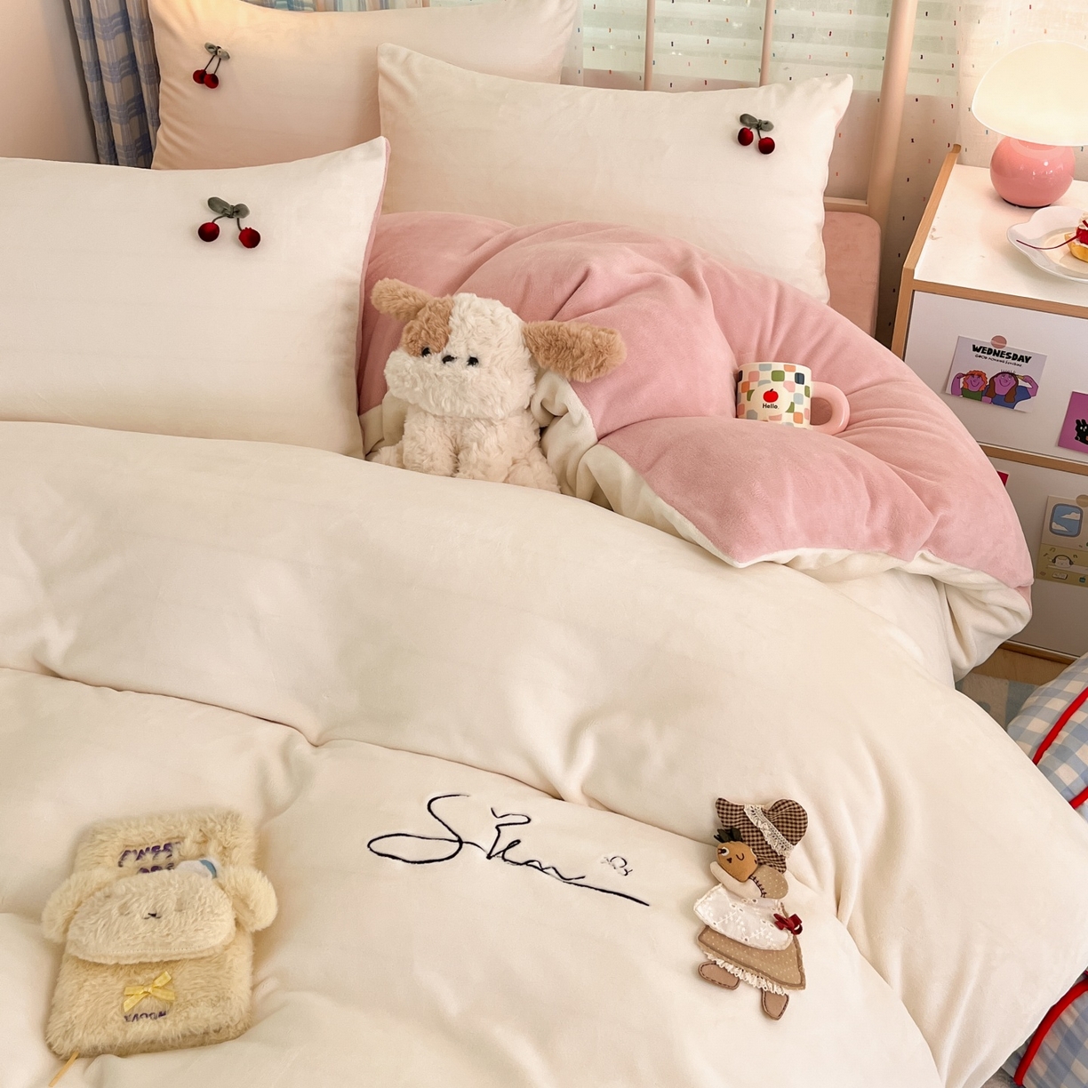 91家纺网 家纺一手货源 找家纺 羚羊语家纺 2025新款牛奶绒手作款樱桃女孩四件套毛巾绣刺绣花秋冬加厚法莱绒法兰绒珊瑚绒三件套 手作女孩-奶油粉