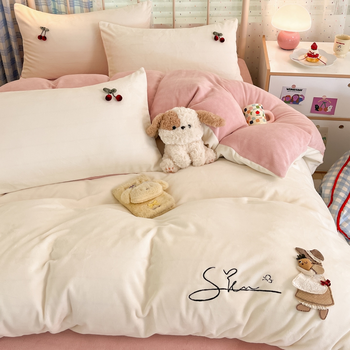 91家纺网 家纺一手货源 找家纺 羚羊语家纺 2025新款牛奶绒手作款樱桃女孩四件套毛巾绣刺绣花秋冬加厚法莱绒法兰绒珊瑚绒三件套 手作女孩-奶油粉