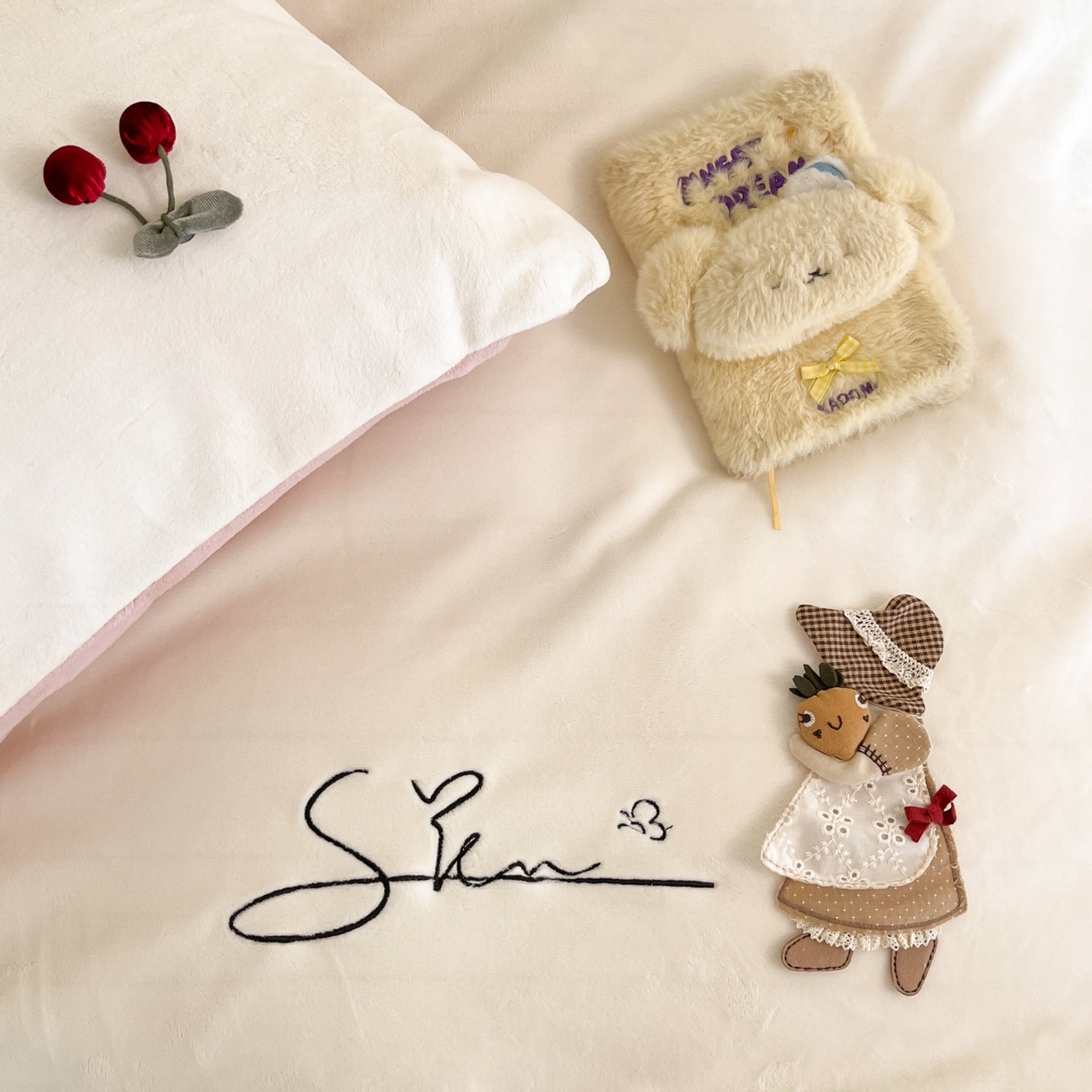 91家纺网 家纺一手货源 找家纺 羚羊语家纺 2025新款牛奶绒手作款樱桃女孩四件套毛巾绣刺绣花秋冬加厚法莱绒法兰绒珊瑚绒三件套 手作女孩-奶油粉