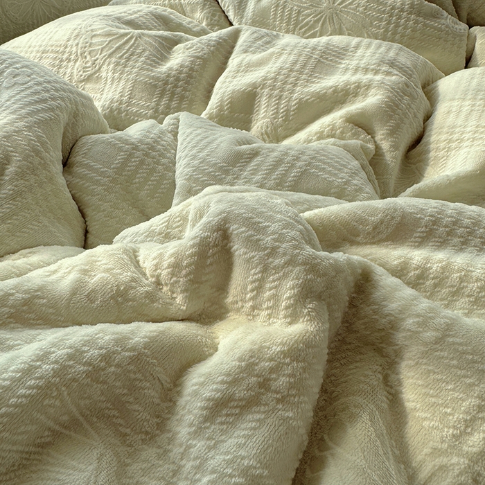 91家纺网 家纺一手货源 找家纺 （总）捌月 2025新款奶油风法式大花边雕花牛奶绒四件套