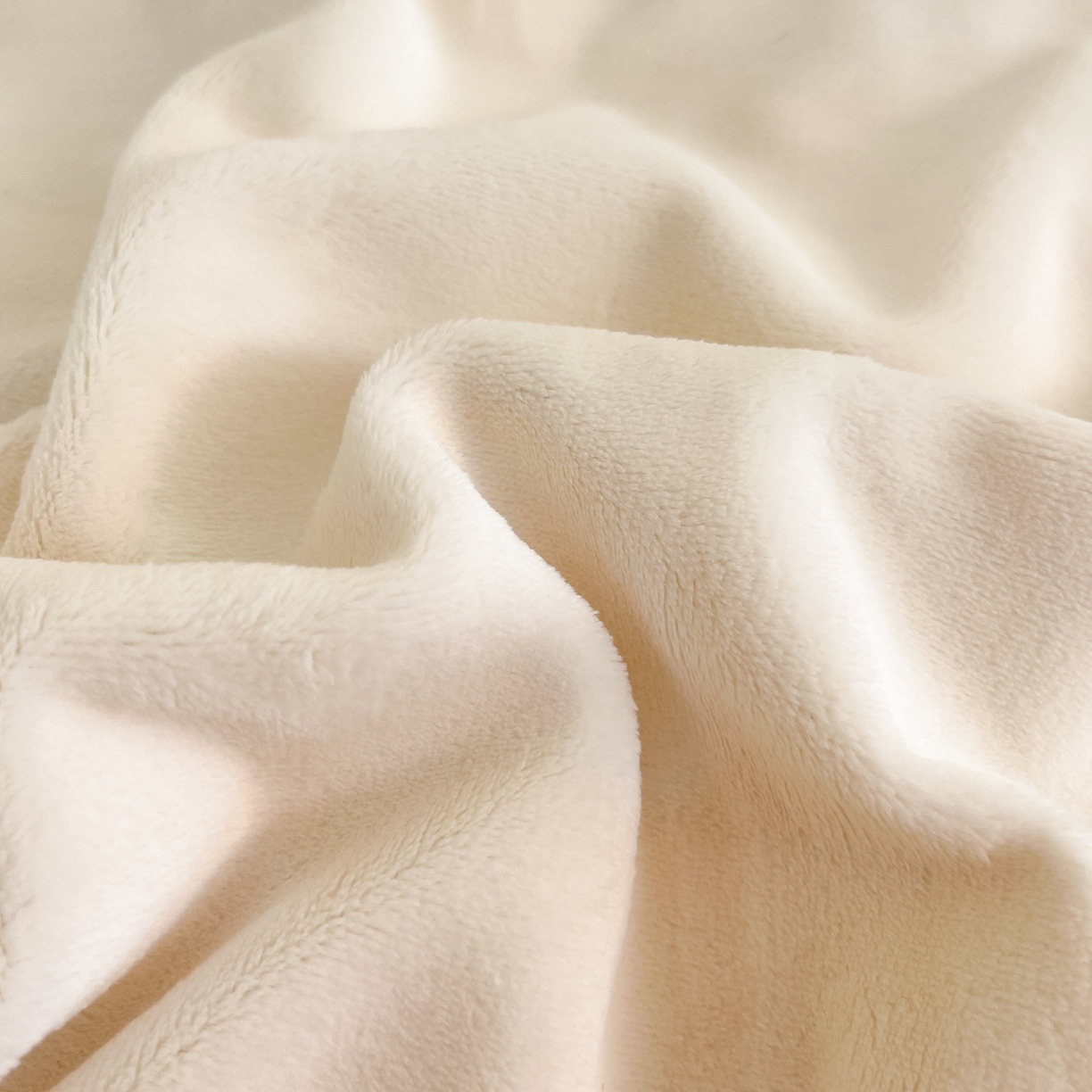 91家纺网 家纺一手货源 找家纺 羚羊语家纺 2025新款牛奶绒手作款樱桃女孩四件套毛巾绣刺绣花秋冬加厚法莱绒法兰绒珊瑚绒三件套 手作女孩-奶油粉