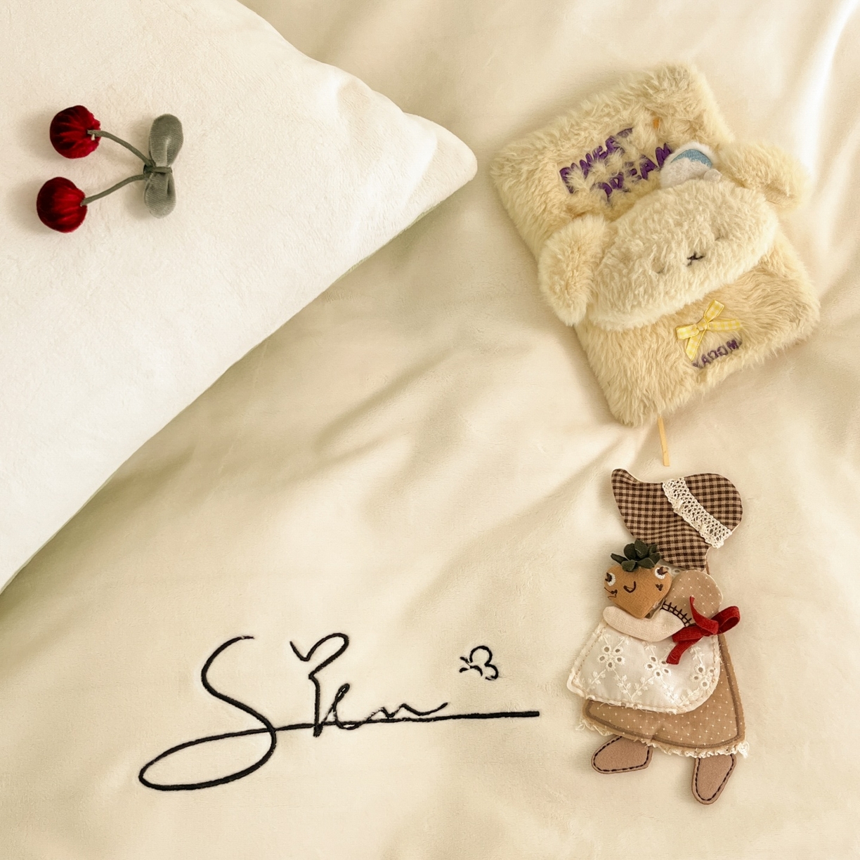 91家纺网 家纺一手货源 找家纺 羚羊语家纺 2025新款牛奶绒手作款樱桃女孩四件套毛巾绣刺绣花秋冬加厚法莱绒法兰绒珊瑚绒三件套 手作女孩-清新绿