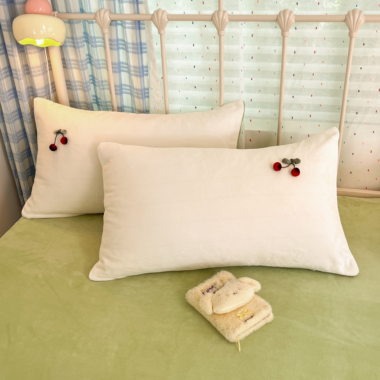 91家纺网 家纺一手货源 找家纺 羚羊语家纺 2025新款牛奶绒手作款樱桃女孩四件套毛巾绣刺绣花秋冬加厚法莱绒法兰绒珊瑚绒三件套 手作女孩-清新绿