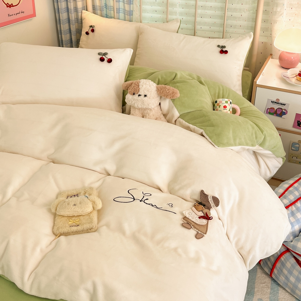 91家纺网 家纺一手货源 找家纺 羚羊语家纺 2025新款牛奶绒手作款樱桃女孩四件套毛巾绣刺绣花秋冬加厚法莱绒法兰绒珊瑚绒三件套 手作女孩-清新绿