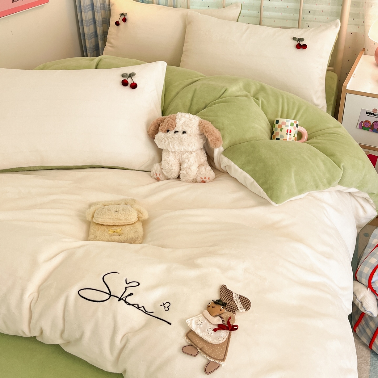 91家纺网 家纺一手货源 找家纺 羚羊语家纺 2025新款牛奶绒手作款樱桃女孩四件套毛巾绣刺绣花秋冬加厚法莱绒法兰绒珊瑚绒三件套 手作女孩-清新绿