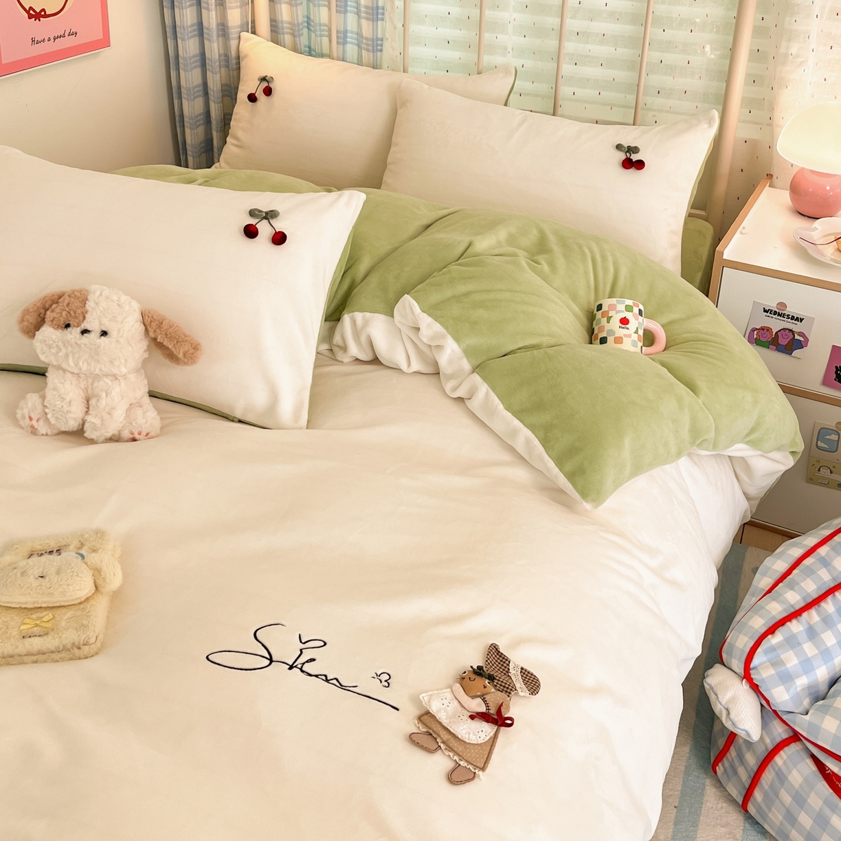 91家纺网 家纺一手货源 找家纺 羚羊语家纺 2025新款牛奶绒手作款樱桃女孩四件套毛巾绣刺绣花秋冬加厚法莱绒法兰绒珊瑚绒三件套 手作女孩-清新绿