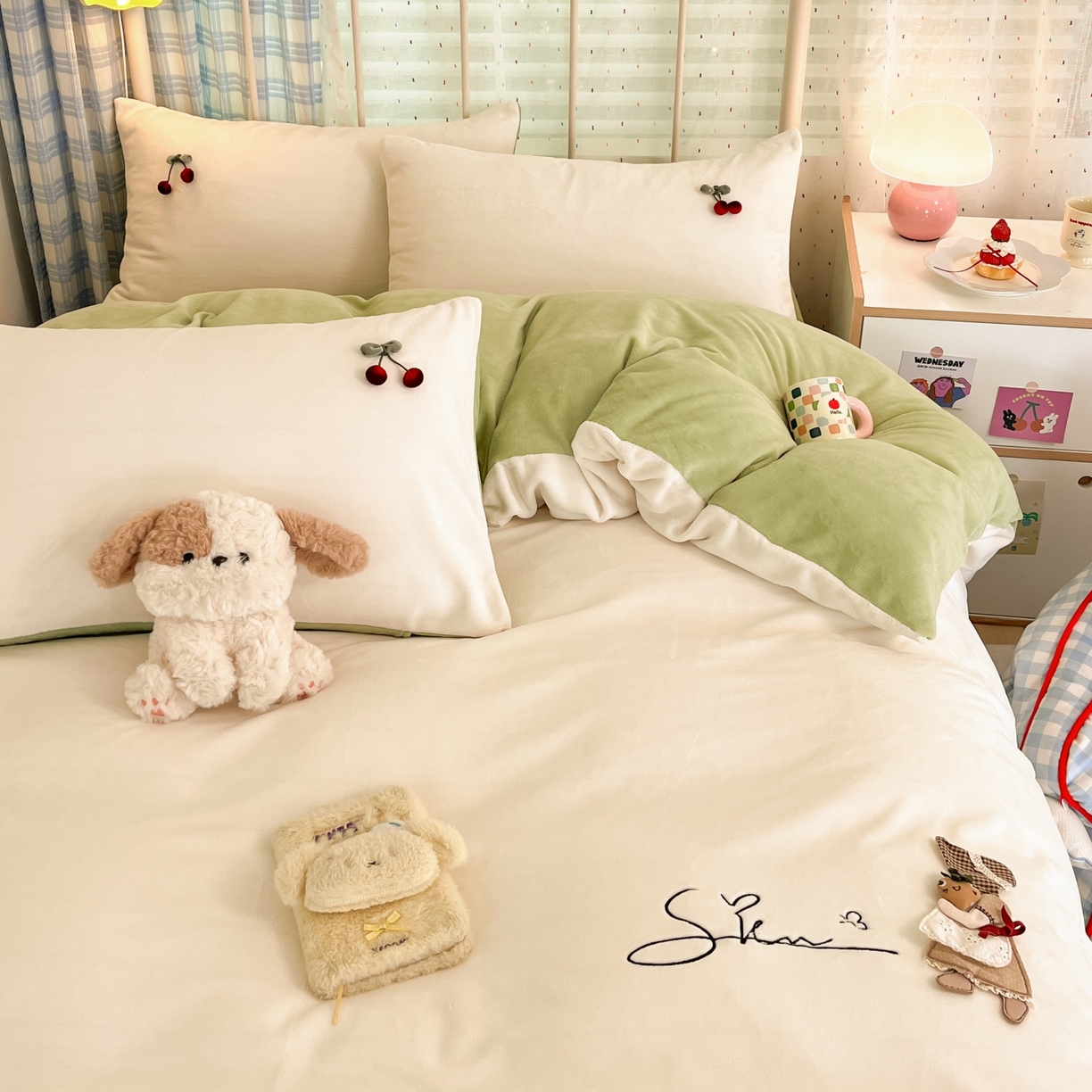 91家纺网 家纺一手货源 找家纺 羚羊语家纺 2025新款牛奶绒手作款樱桃女孩四件套毛巾绣刺绣花秋冬加厚法莱绒法兰绒珊瑚绒三件套 手作女孩-清新绿