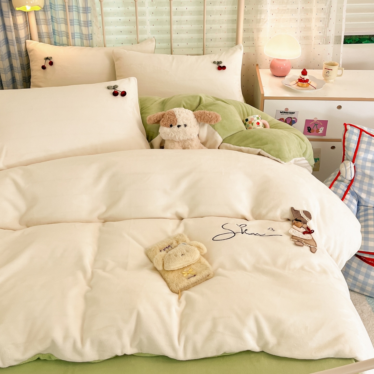 91家纺网 家纺一手货源 找家纺 羚羊语家纺 2025新款牛奶绒手作款樱桃女孩四件套毛巾绣刺绣花秋冬加厚法莱绒法兰绒珊瑚绒三件套 手作女孩-清新绿