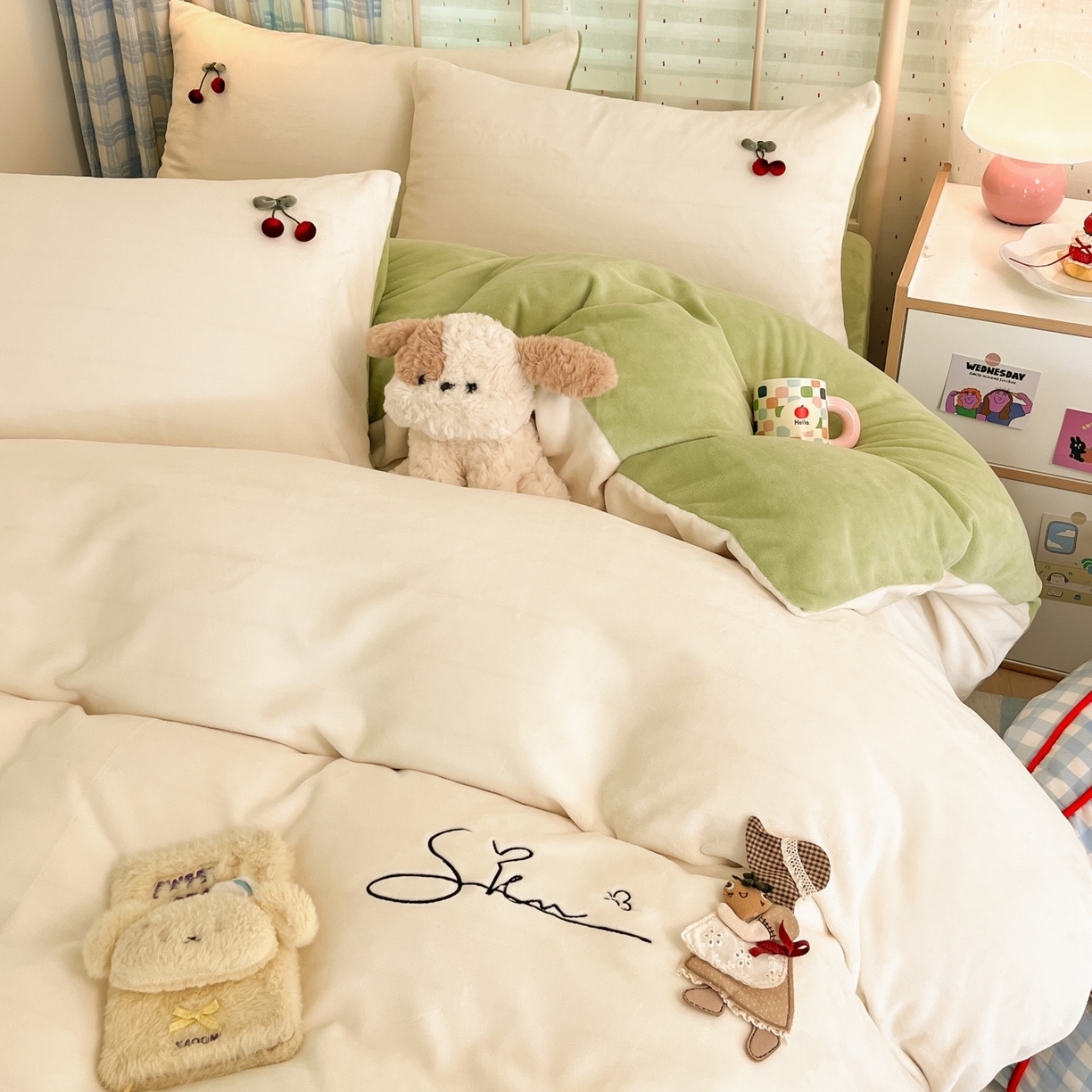 91家纺网 家纺一手货源 找家纺 羚羊语家纺 2025新款牛奶绒手作款樱桃女孩四件套毛巾绣刺绣花秋冬加厚法莱绒法兰绒珊瑚绒三件套 手作女孩-清新绿