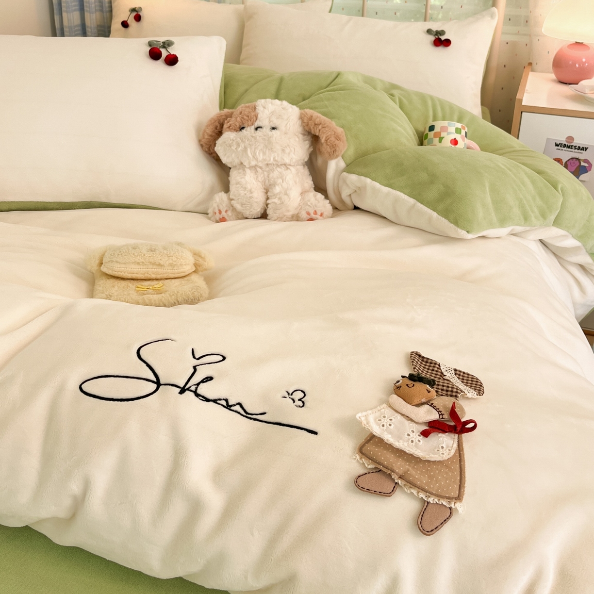 91家纺网 家纺一手货源 找家纺 羚羊语家纺 2025新款牛奶绒手作款樱桃女孩四件套毛巾绣刺绣花秋冬加厚法莱绒法兰绒珊瑚绒三件套 手作女孩-清新绿