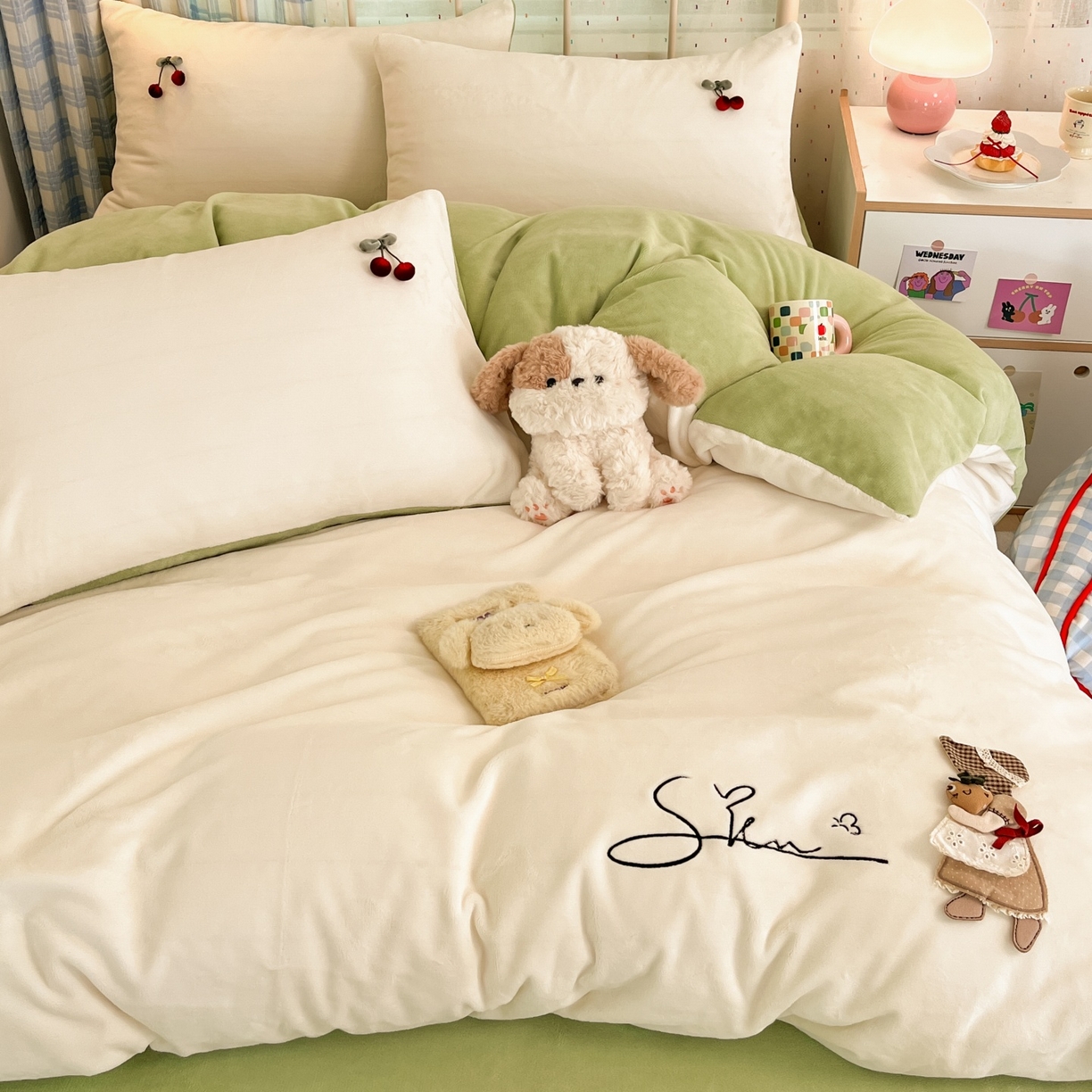 91家纺网 家纺一手货源 找家纺 羚羊语家纺 2025新款牛奶绒手作款樱桃女孩四件套毛巾绣刺绣花秋冬加厚法莱绒法兰绒珊瑚绒三件套 手作女孩-清新绿