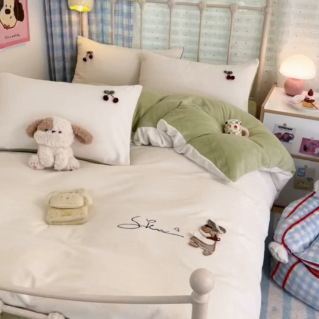 91家纺网 家纺一手货源 找家纺 羚羊语家纺 2025新款牛奶绒手作款樱桃女孩四件套毛巾绣刺绣花秋冬加厚法莱绒法兰绒珊瑚绒三件套 手作女孩-清新绿