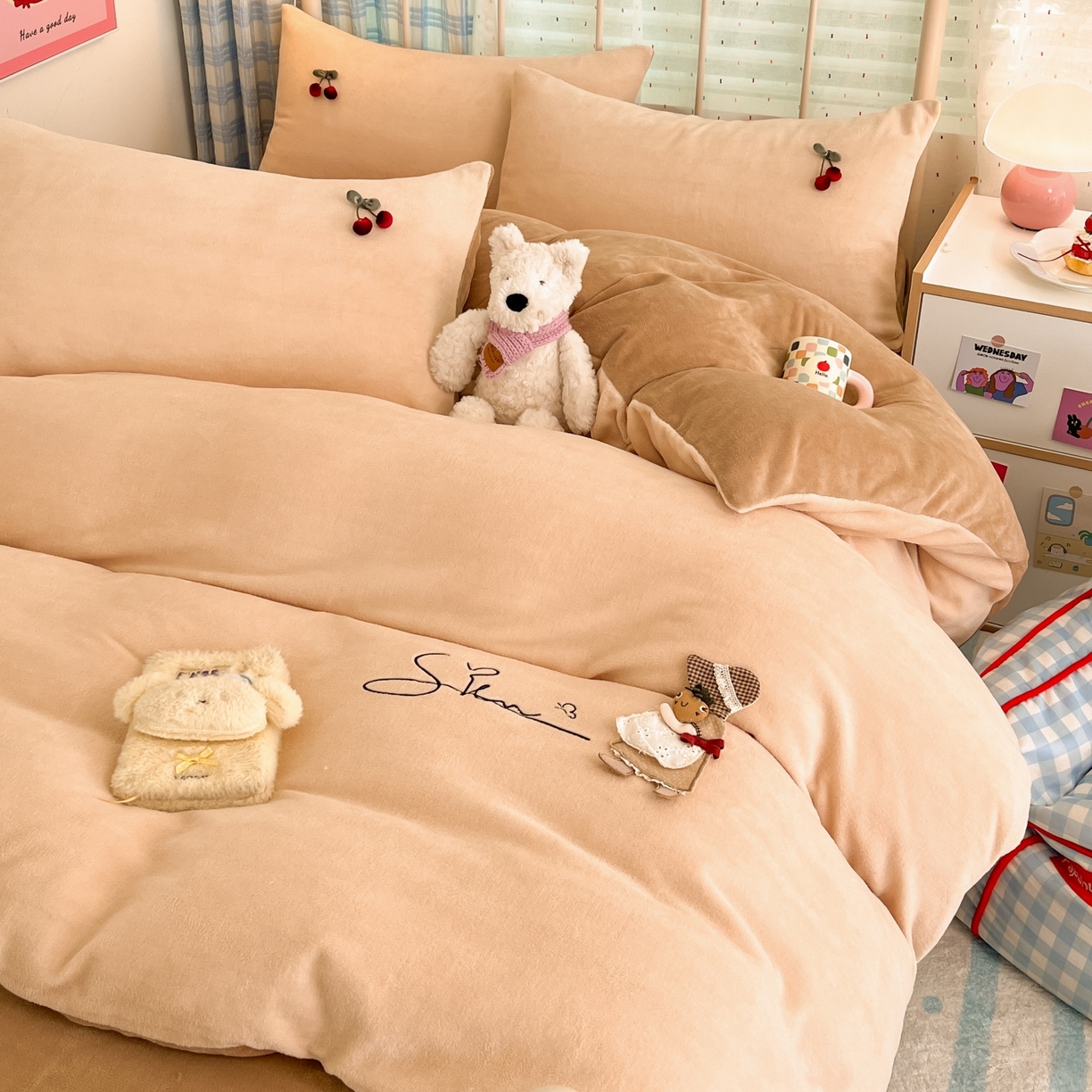 91家纺网 家纺一手货源 找家纺 羚羊语家纺 2025新款牛奶绒手作款樱桃女孩四件套毛巾绣刺绣花秋冬加厚法莱绒法兰绒珊瑚绒三件套 手作女孩-燕麦奶