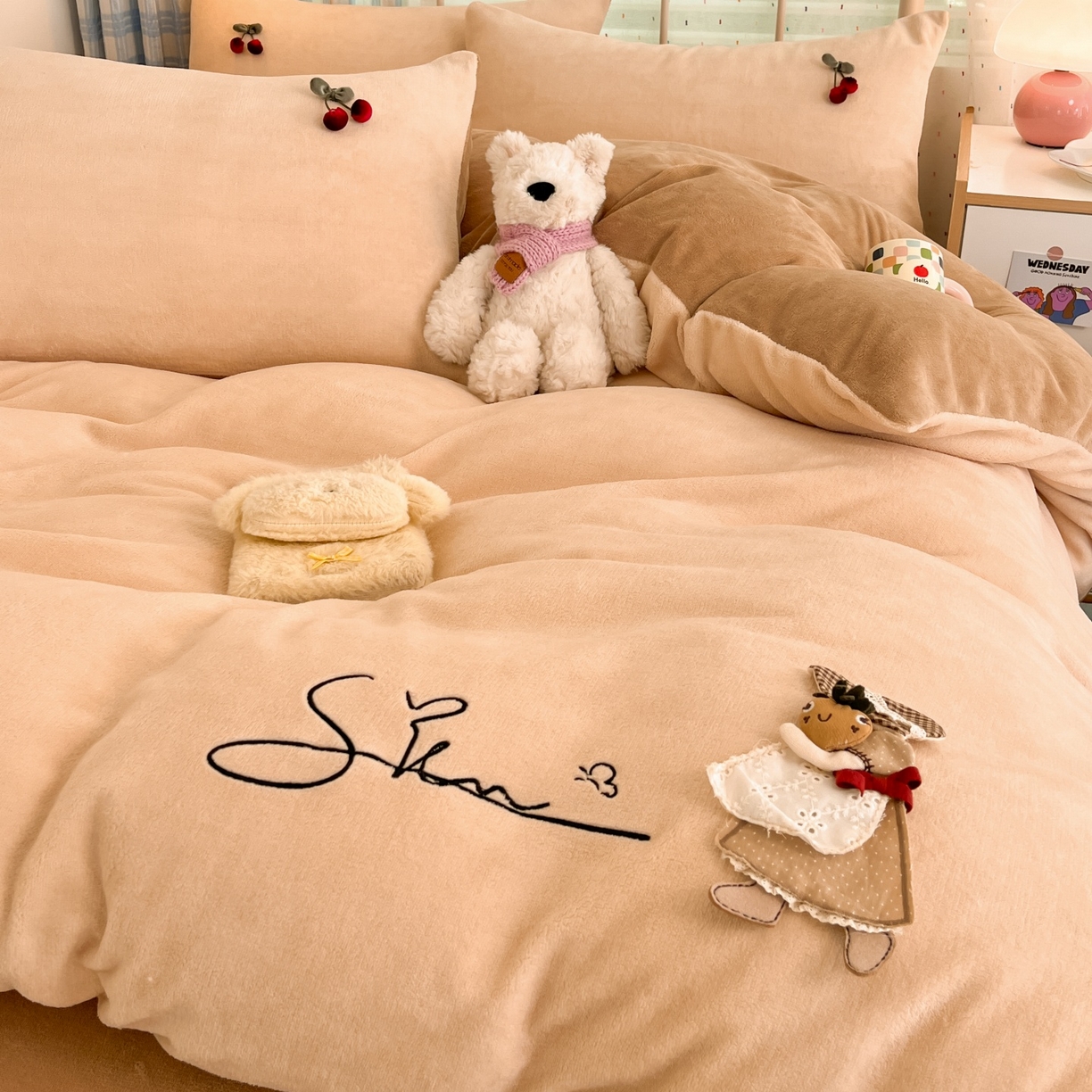 91家纺网 家纺一手货源 找家纺 羚羊语家纺 2025新款牛奶绒手作款樱桃女孩四件套毛巾绣刺绣花秋冬加厚法莱绒法兰绒珊瑚绒三件套 手作女孩-燕麦奶