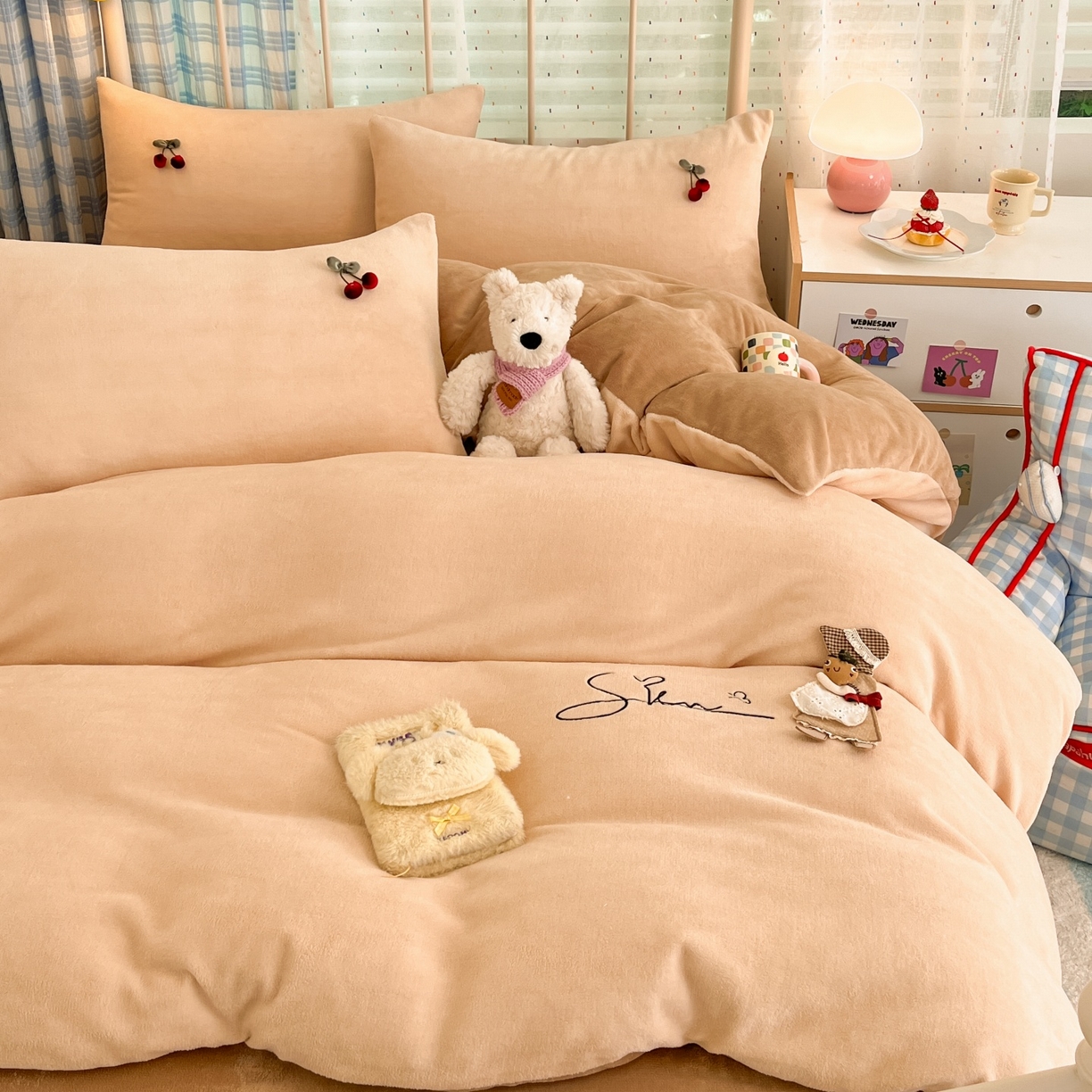 91家纺网 家纺一手货源 找家纺 羚羊语家纺 2025新款牛奶绒手作款樱桃女孩四件套毛巾绣刺绣花秋冬加厚法莱绒法兰绒珊瑚绒三件套 手作女孩-燕麦奶