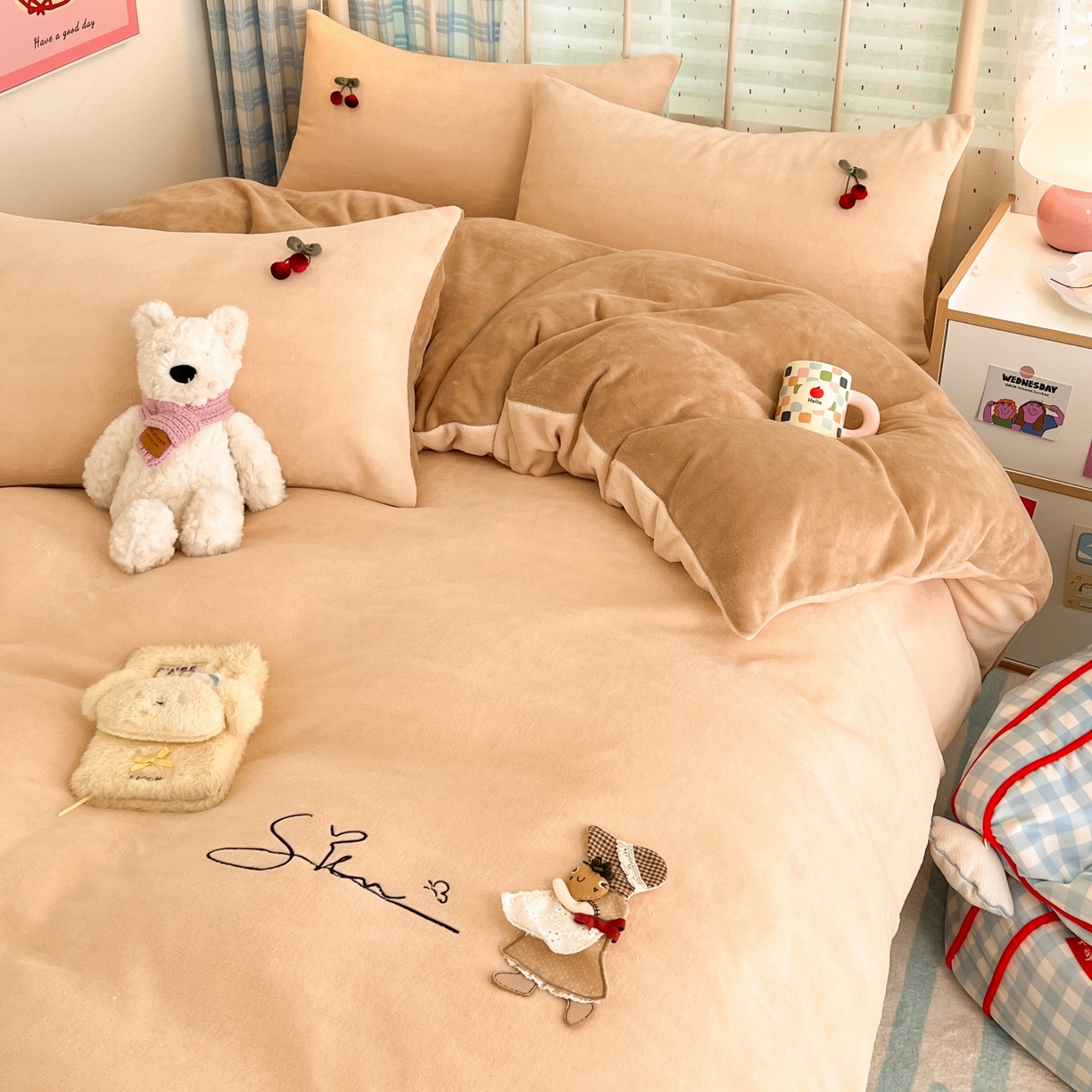 91家纺网 家纺一手货源 找家纺 羚羊语家纺 2025新款牛奶绒手作款樱桃女孩四件套毛巾绣刺绣花秋冬加厚法莱绒法兰绒珊瑚绒三件套 手作女孩-燕麦奶