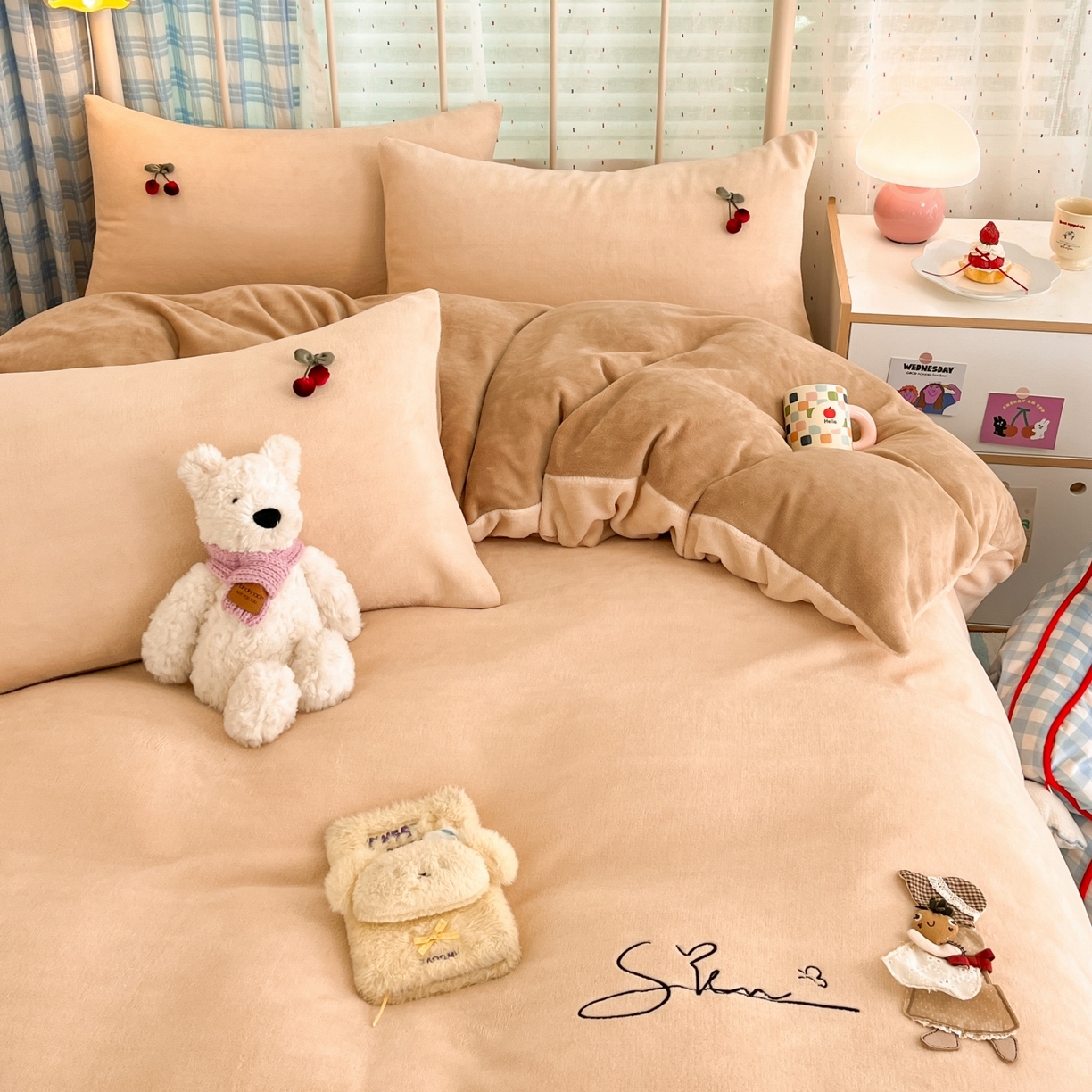 91家纺网 家纺一手货源 找家纺 羚羊语家纺 2025新款牛奶绒手作款樱桃女孩四件套毛巾绣刺绣花秋冬加厚法莱绒法兰绒珊瑚绒三件套 手作女孩-燕麦奶