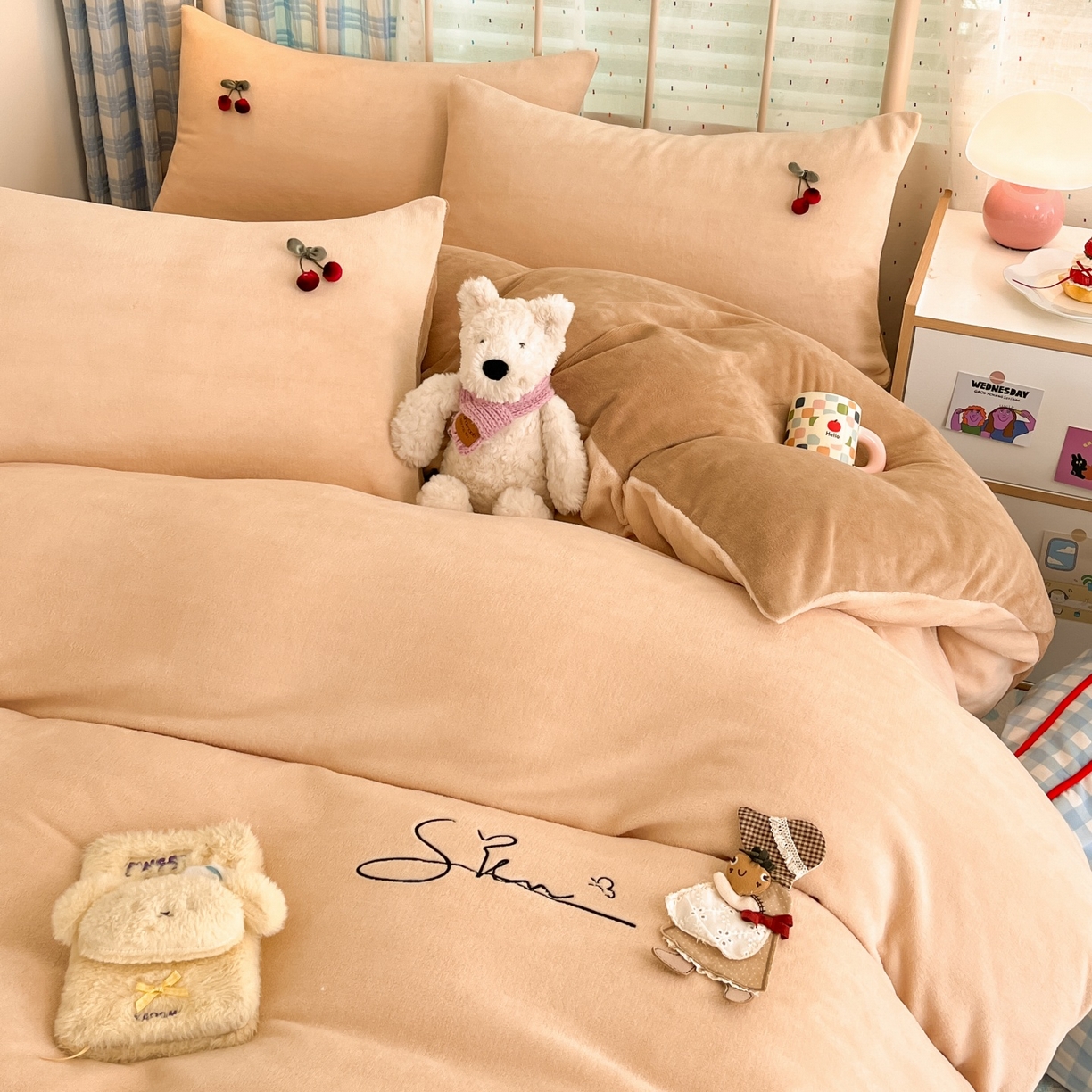 91家纺网 家纺一手货源 找家纺 羚羊语家纺 2025新款牛奶绒手作款樱桃女孩四件套毛巾绣刺绣花秋冬加厚法莱绒法兰绒珊瑚绒三件套 手作女孩-燕麦奶