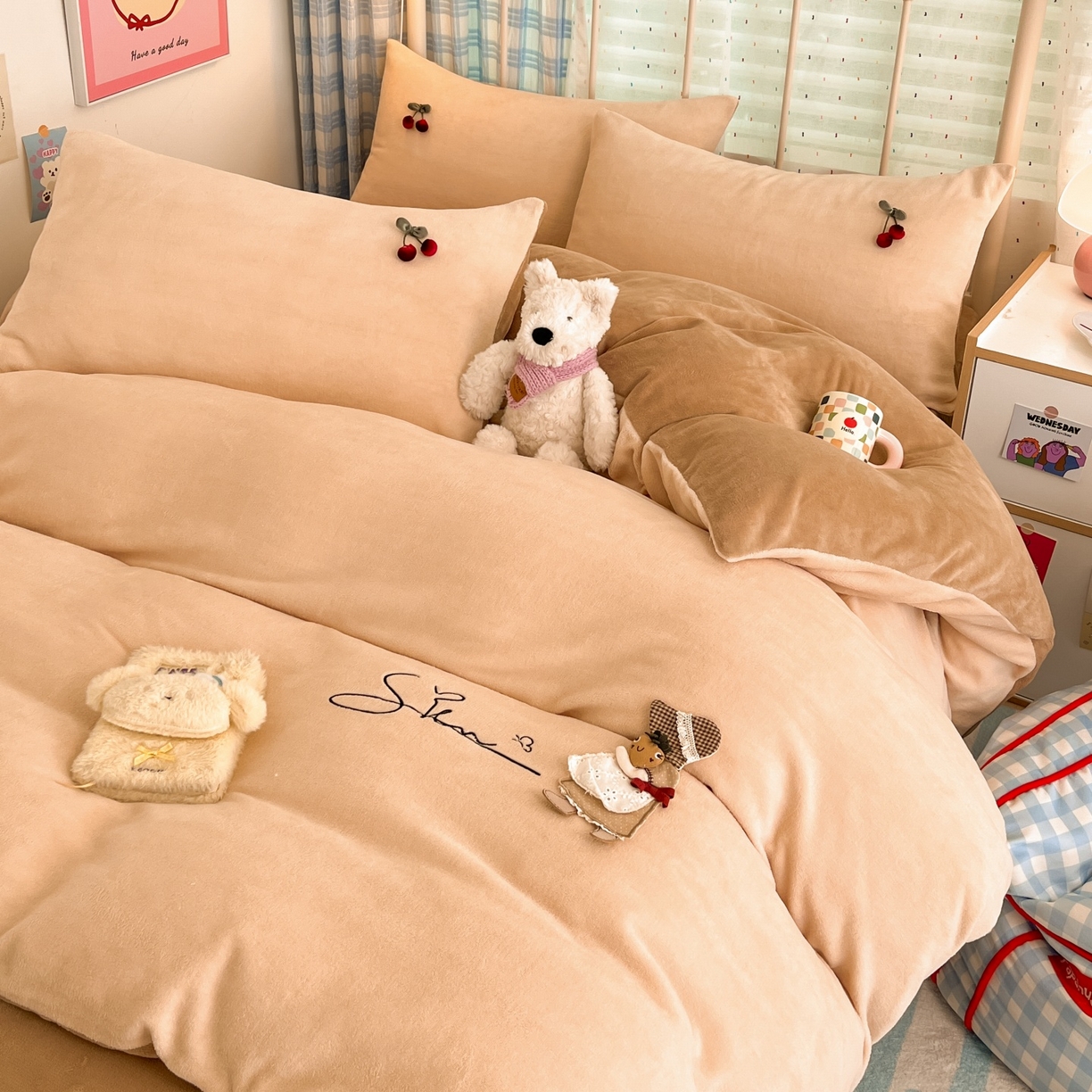 91家纺网 家纺一手货源 找家纺 羚羊语家纺 2025新款牛奶绒手作款樱桃女孩四件套毛巾绣刺绣花秋冬加厚法莱绒法兰绒珊瑚绒三件套 手作女孩-燕麦奶