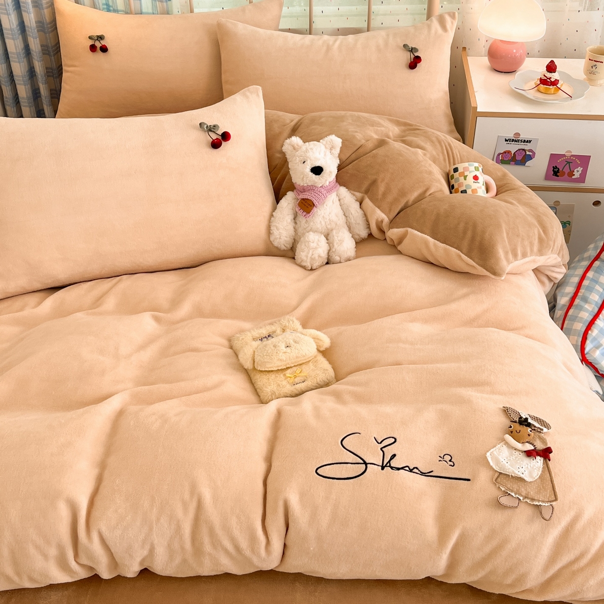 91家纺网 家纺一手货源 找家纺 羚羊语家纺 2025新款牛奶绒手作款樱桃女孩四件套毛巾绣刺绣花秋冬加厚法莱绒法兰绒珊瑚绒三件套 手作女孩-燕麦奶