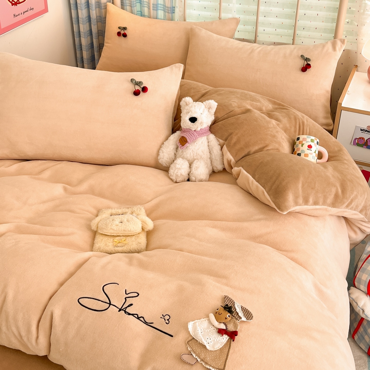 91家纺网 家纺一手货源 找家纺 羚羊语家纺 2025新款牛奶绒手作款樱桃女孩四件套毛巾绣刺绣花秋冬加厚法莱绒法兰绒珊瑚绒三件套 手作女孩-燕麦奶