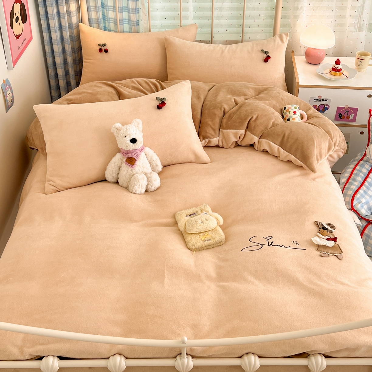 91家纺网 家纺一手货源 找家纺 羚羊语家纺 2025新款牛奶绒手作款樱桃女孩四件套毛巾绣刺绣花秋冬加厚法莱绒法兰绒珊瑚绒三件套 手作女孩-燕麦奶