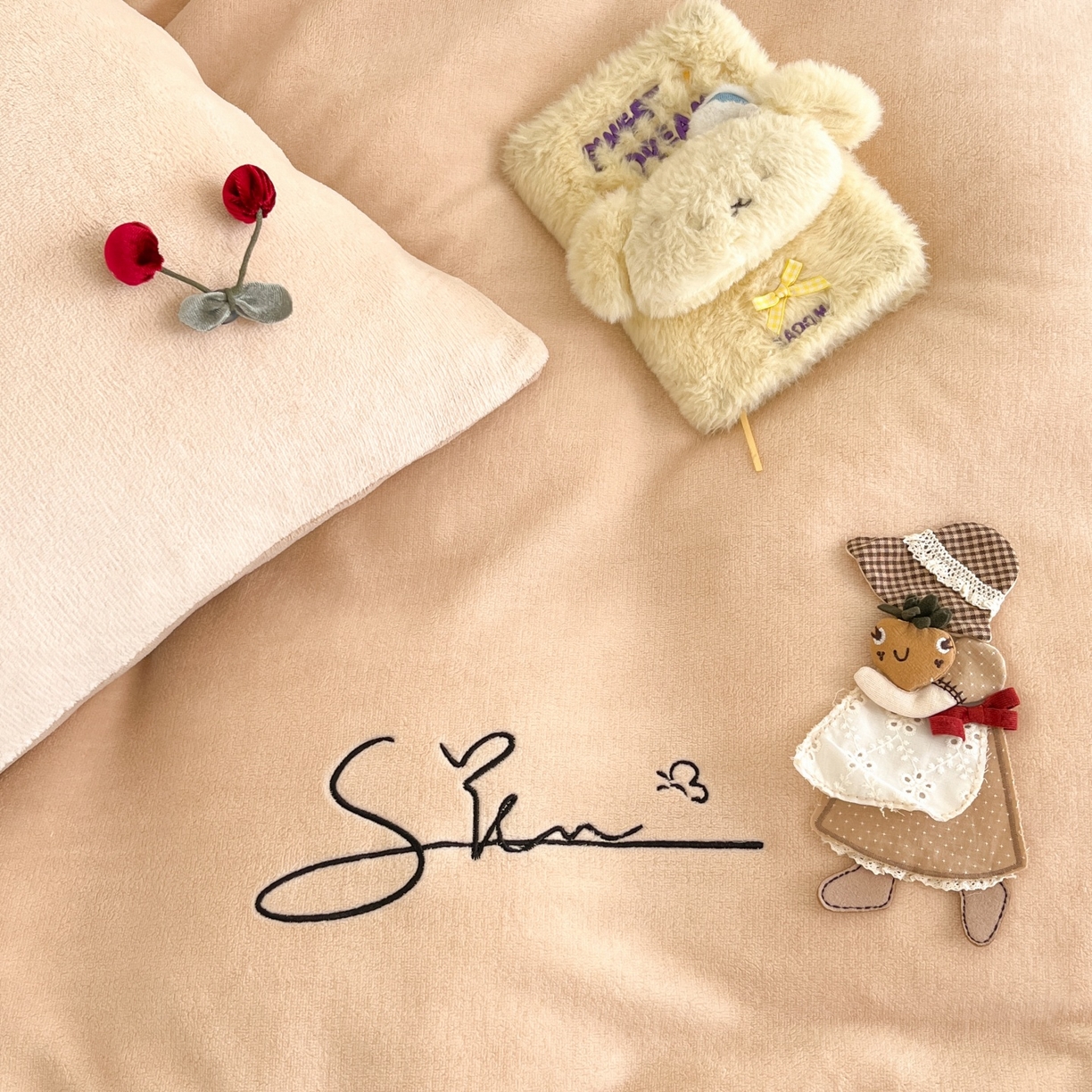 91家纺网 家纺一手货源 找家纺 羚羊语家纺 2025新款牛奶绒手作款樱桃女孩四件套毛巾绣刺绣花秋冬加厚法莱绒法兰绒珊瑚绒三件套 手作女孩-燕麦奶