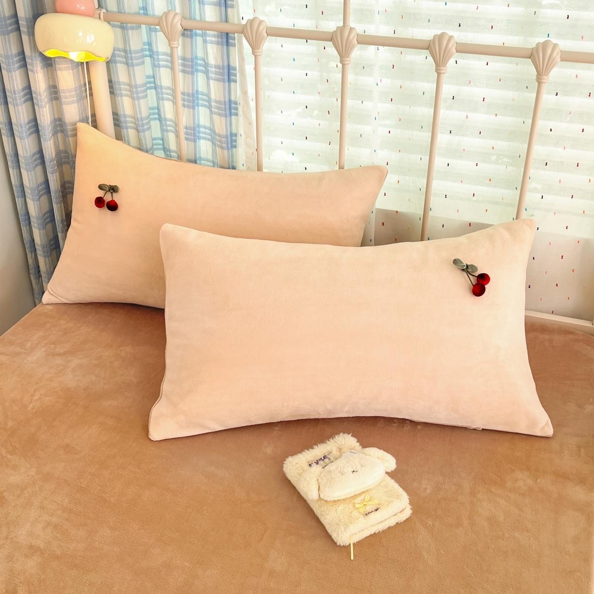 91家纺网 家纺一手货源 找家纺 羚羊语家纺 2025新款牛奶绒手作款樱桃女孩四件套毛巾绣刺绣花秋冬加厚法莱绒法兰绒珊瑚绒三件套 手作女孩-燕麦奶