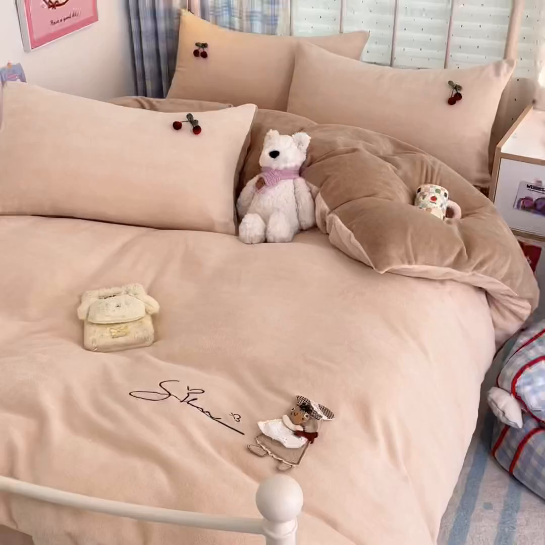 91家纺网 家纺一手货源 找家纺 羚羊语家纺 2025新款牛奶绒手作款樱桃女孩四件套毛巾绣刺绣花秋冬加厚法莱绒法兰绒珊瑚绒三件套 手作女孩-燕麦奶