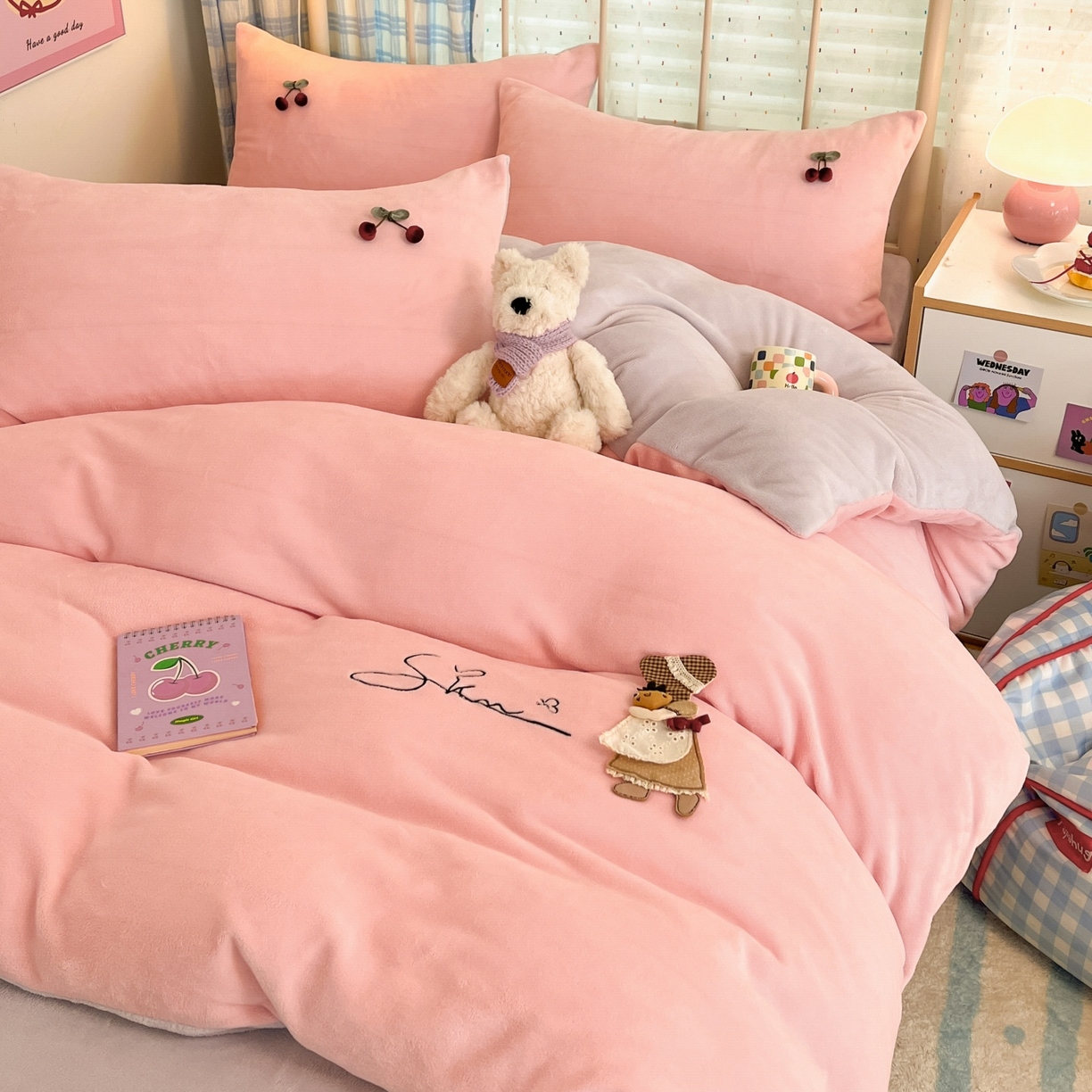 91家纺网 家纺一手货源 找家纺 羚羊语家纺 2025新款牛奶绒手作款樱桃女孩四件套毛巾绣刺绣花秋冬加厚法莱绒法兰绒珊瑚绒三件套 手作女孩-柔雾紫