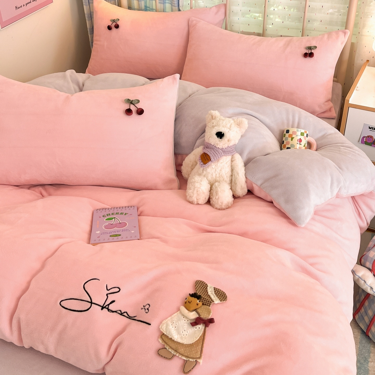 91家纺网 家纺一手货源 找家纺 羚羊语家纺 2025新款牛奶绒手作款樱桃女孩四件套毛巾绣刺绣花秋冬加厚法莱绒法兰绒珊瑚绒三件套 手作女孩-柔雾紫