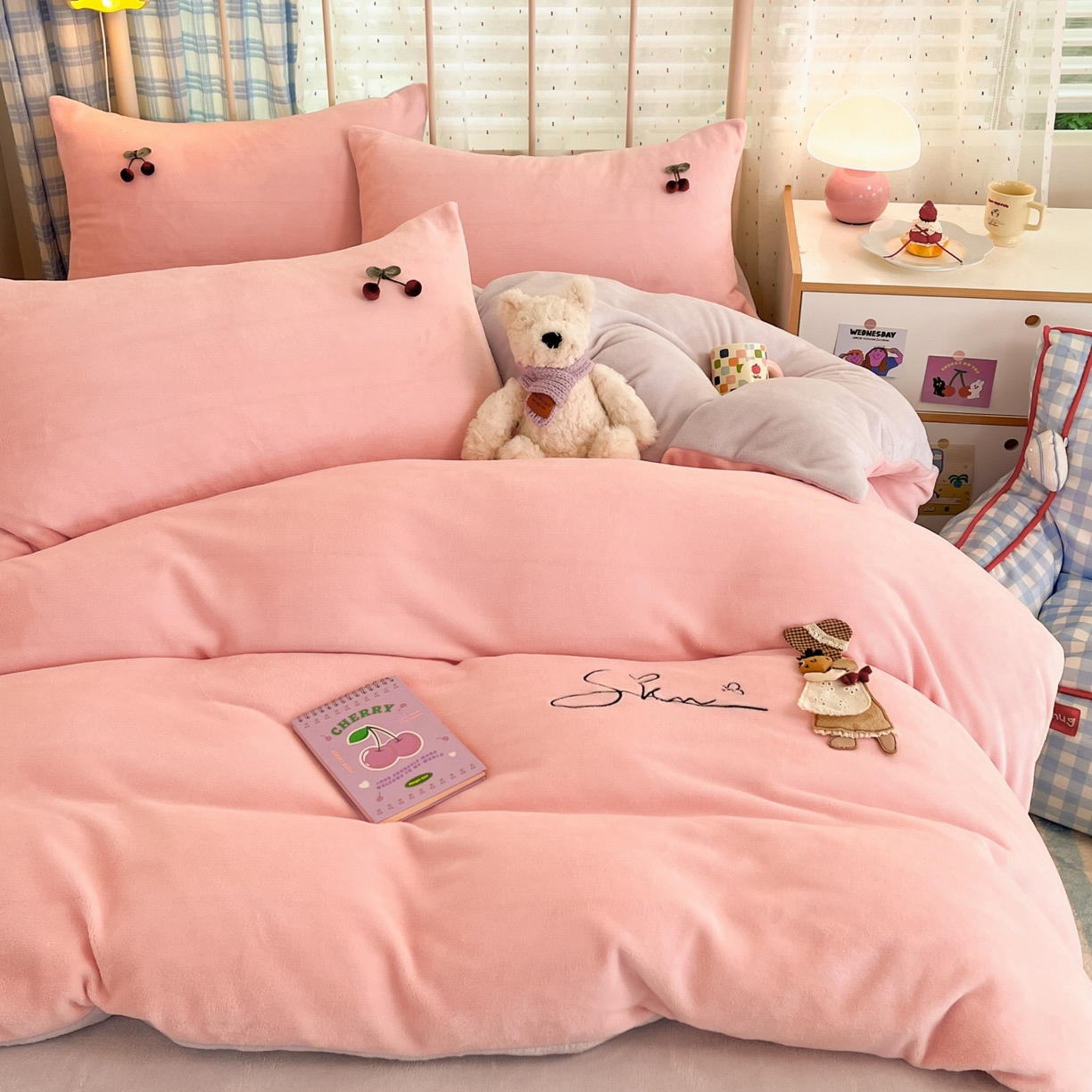 91家纺网 家纺一手货源 找家纺 羚羊语家纺 2025新款牛奶绒手作款樱桃女孩四件套毛巾绣刺绣花秋冬加厚法莱绒法兰绒珊瑚绒三件套 手作女孩-柔雾紫