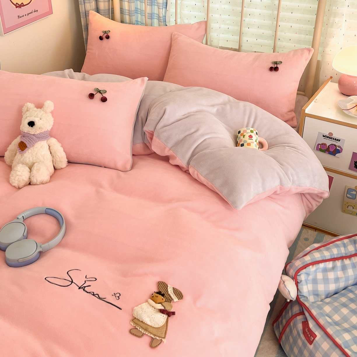 91家纺网 家纺一手货源 找家纺 羚羊语家纺 2025新款牛奶绒手作款樱桃女孩四件套毛巾绣刺绣花秋冬加厚法莱绒法兰绒珊瑚绒三件套 手作女孩-柔雾紫